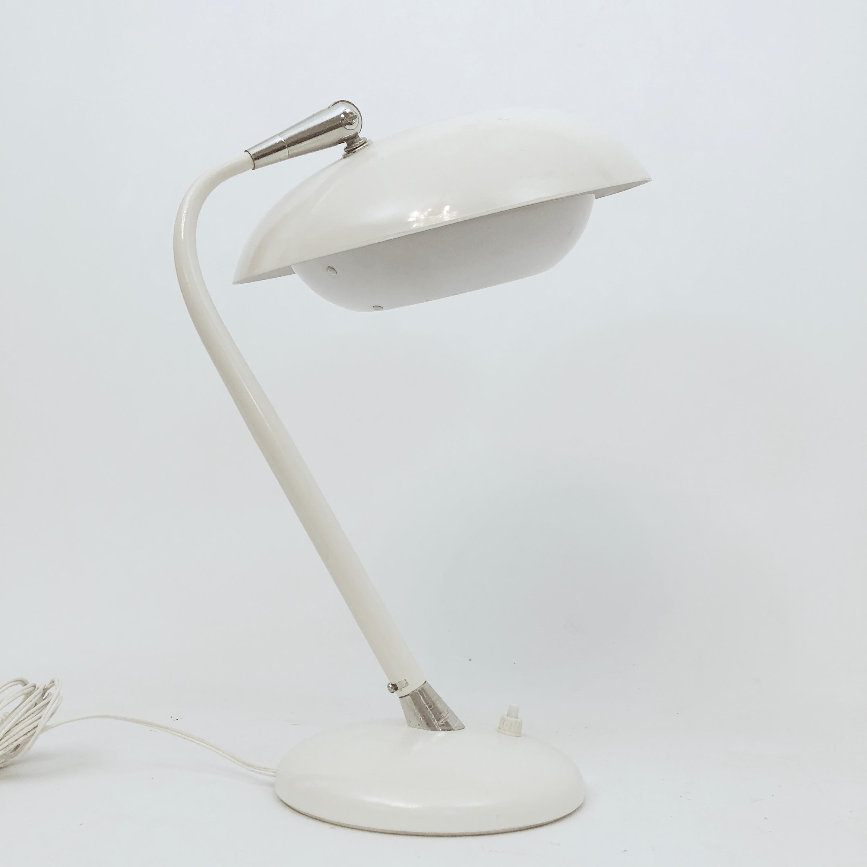 20ième siècle Stilnovo 1950s, lampe de table blanche italienne du milieu du siècle dernier en vente