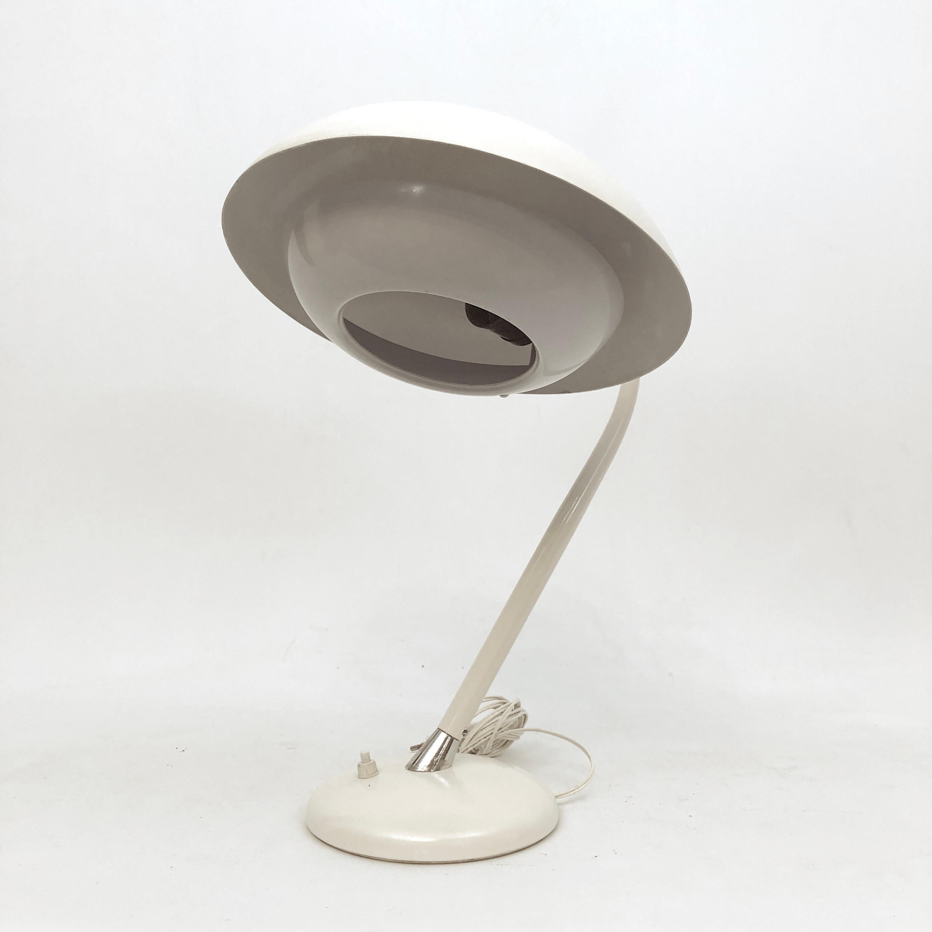 Stilnovo 1950er, Italienische weiße Tischlampe aus der Mitte des Jahrhunderts (Lack) im Angebot