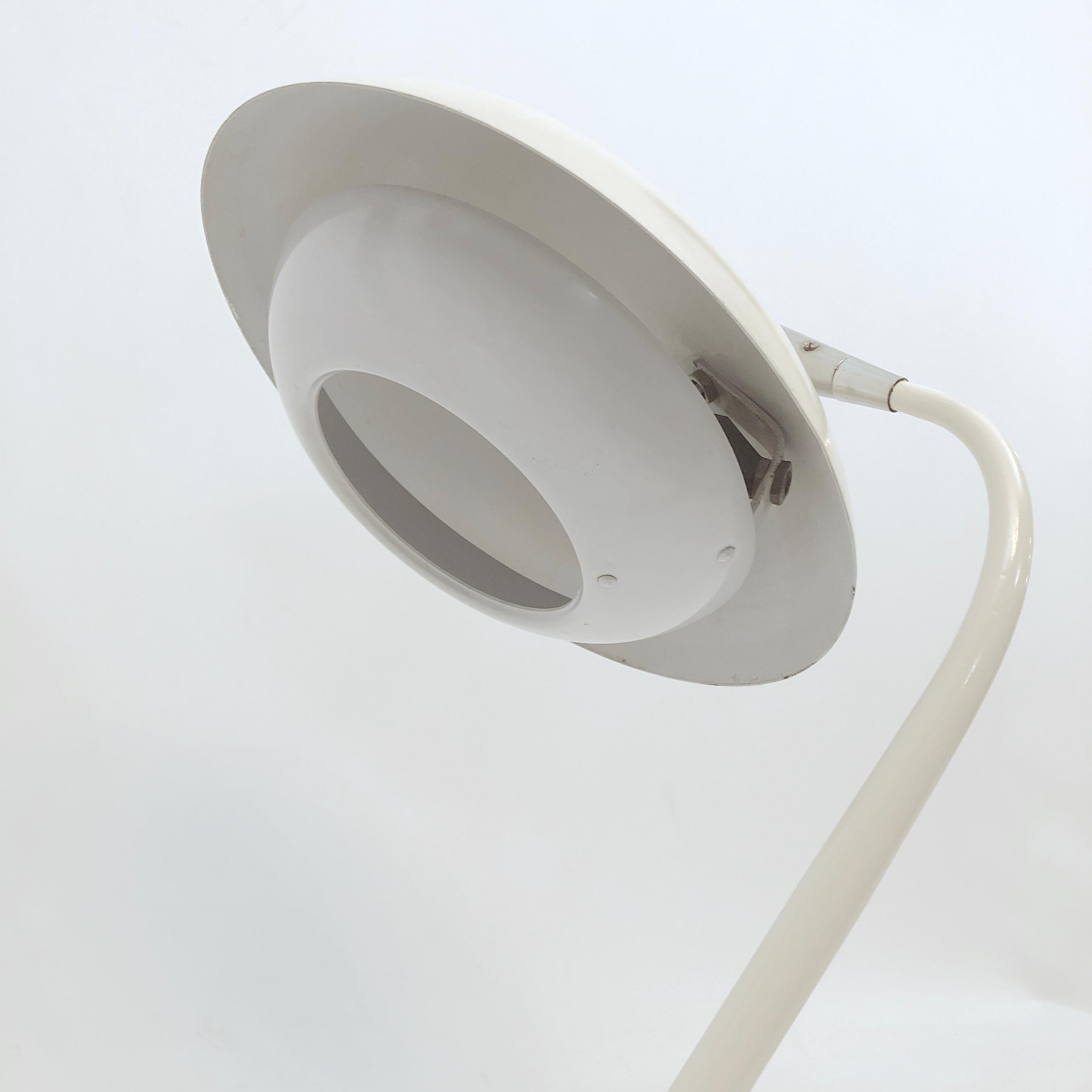 Stilnovo 1950s, lampe de table blanche italienne du milieu du siècle dernier en vente 3