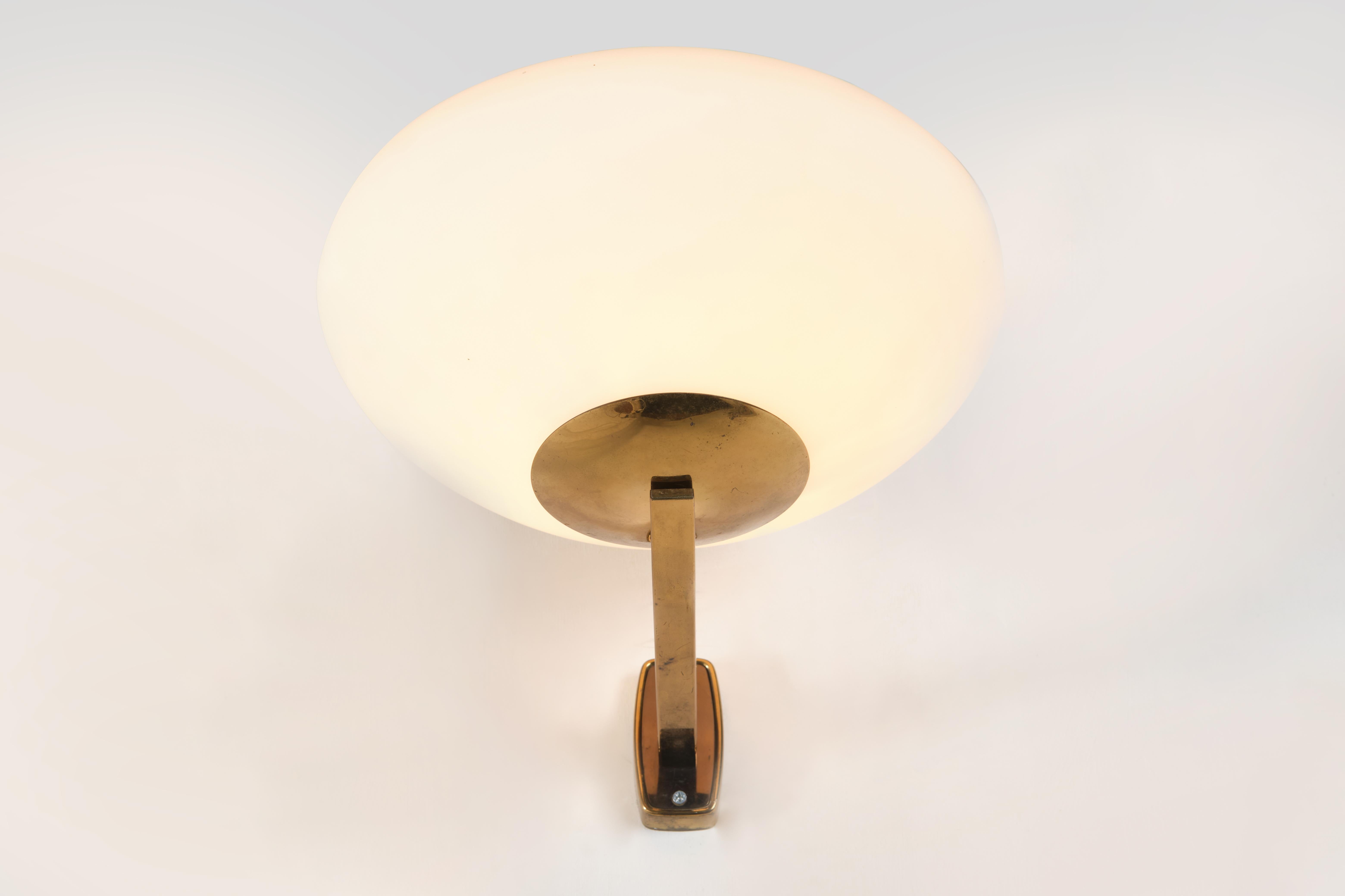 Mid-Century Modern Stilnovo 1960 Ca. Wall Lamp in Brass and Opaline Glass For Sale