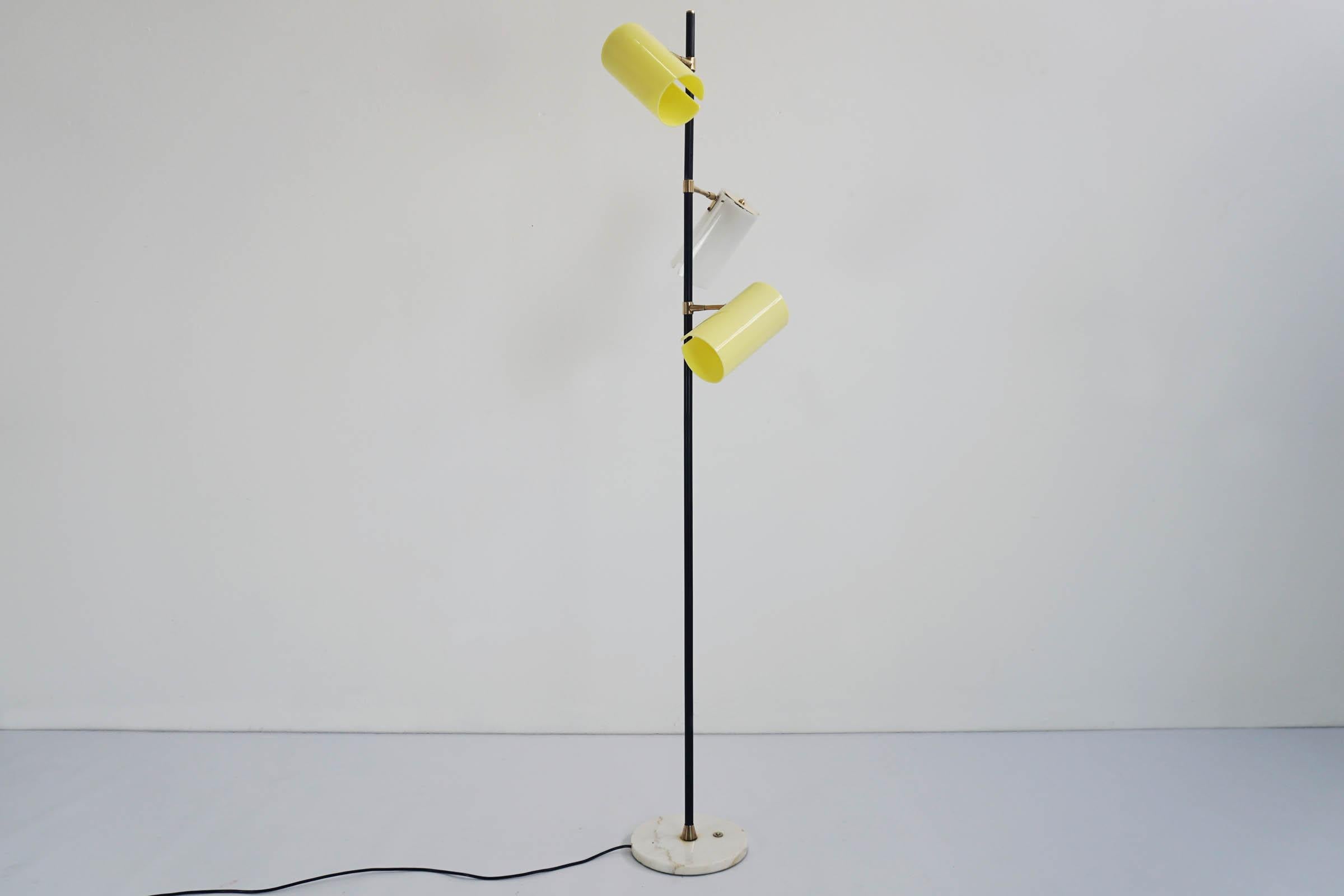 Beautiful original floor lamp with three adjustable cylinders in white and yellow acrylic

Cylinder dimensions diameter 10 x height 20 cm
Base diameter 25 cm
Total diameter 45 cm
Total height 170 cm.