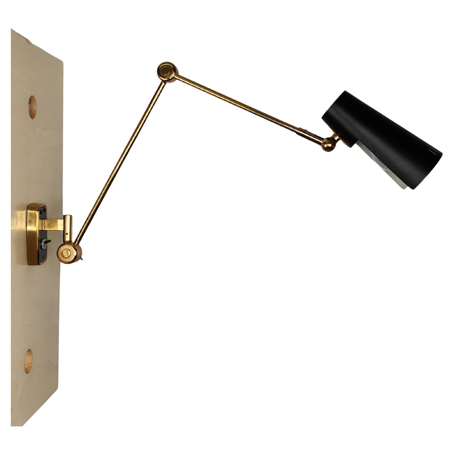 Lampada da parete regolabile Stilnovo 1960 in nero e ottone modello "2024" in vendita