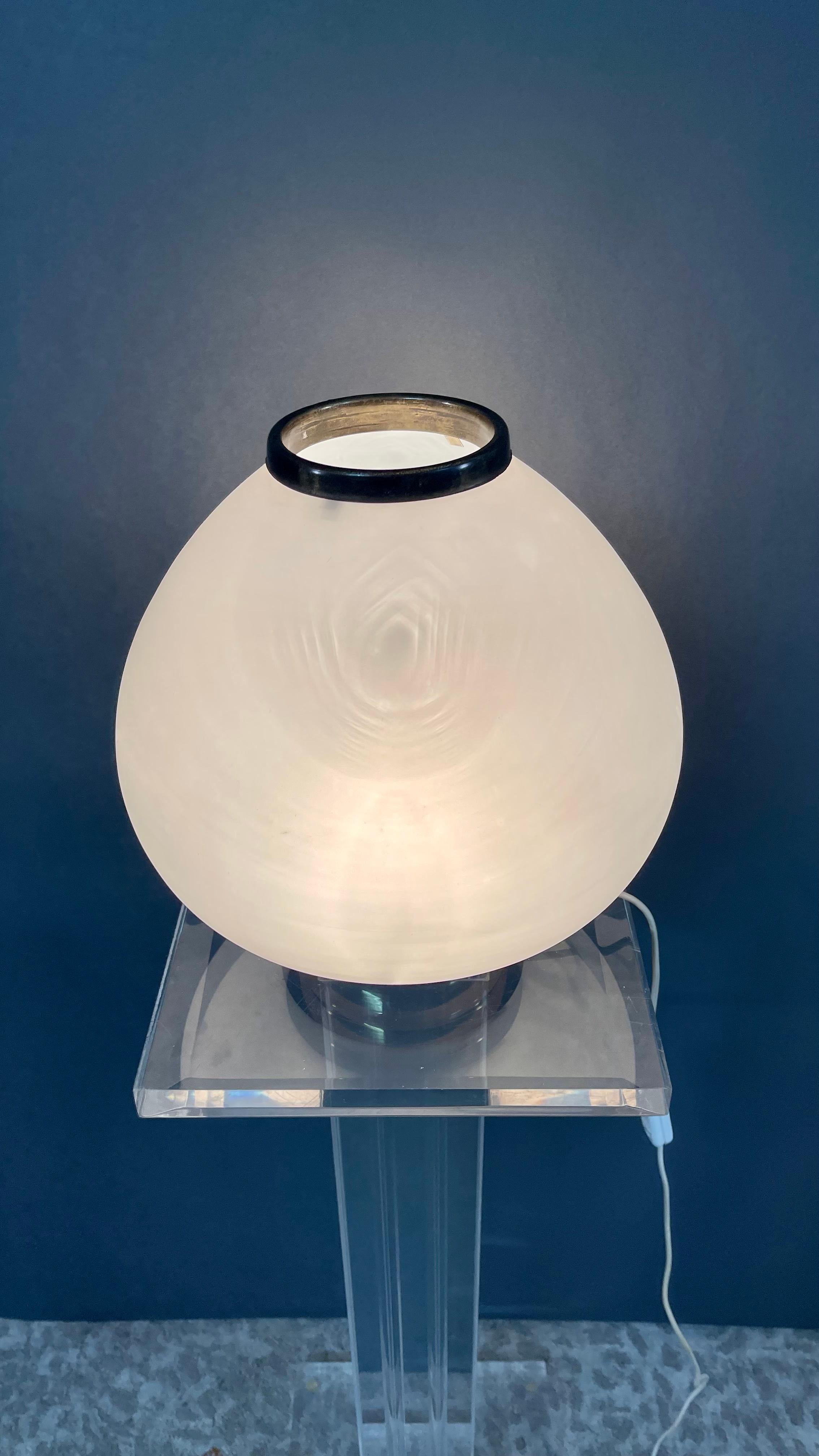 Stilnovo-Tischlampe aus signiertem Glas, 1960er Jahre (Space Age) im Angebot
