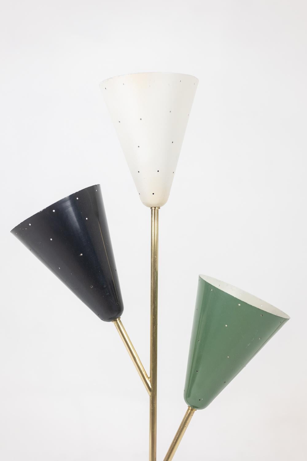 Stilnovo. Lámpara de 3 luces en chapa y latón. 1960s. Italiano en venta