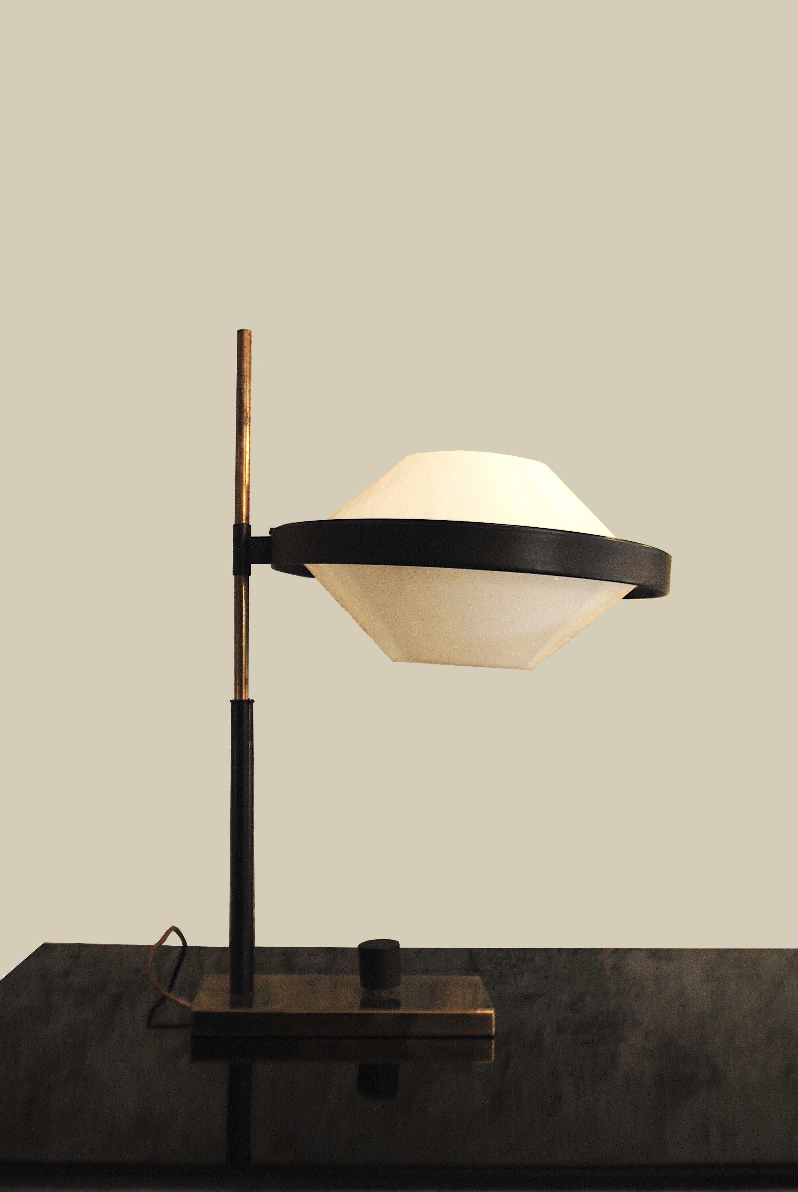 Mid-Century Modern Stilnovo 50 years 1950s Table Lamp in Plexiglass and Brass