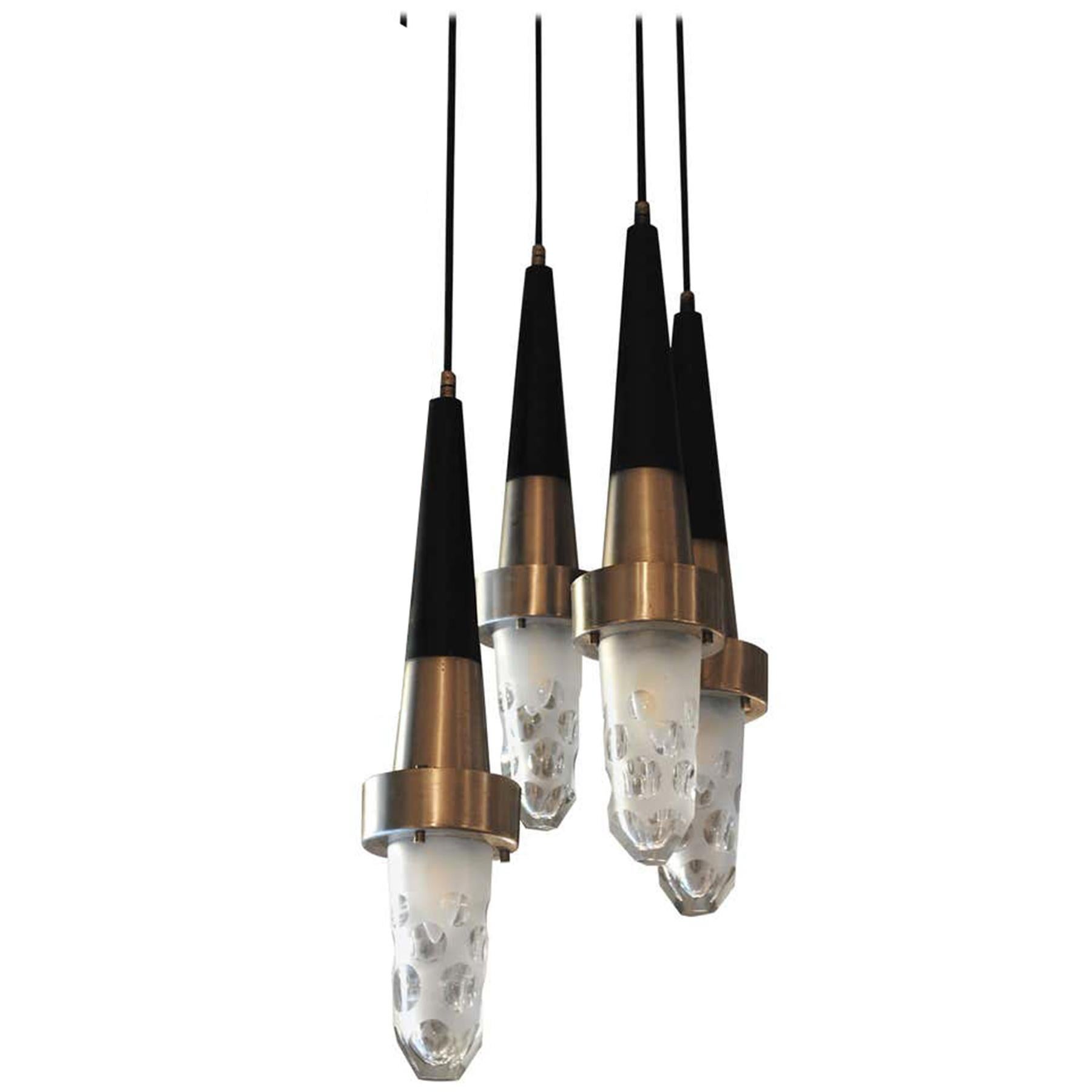 Suspension composée de 4 éléments pendants en acier et verre dépoli production Stilnovo Style 50's. Les éléments peuvent avoir des hauteurs différentes.