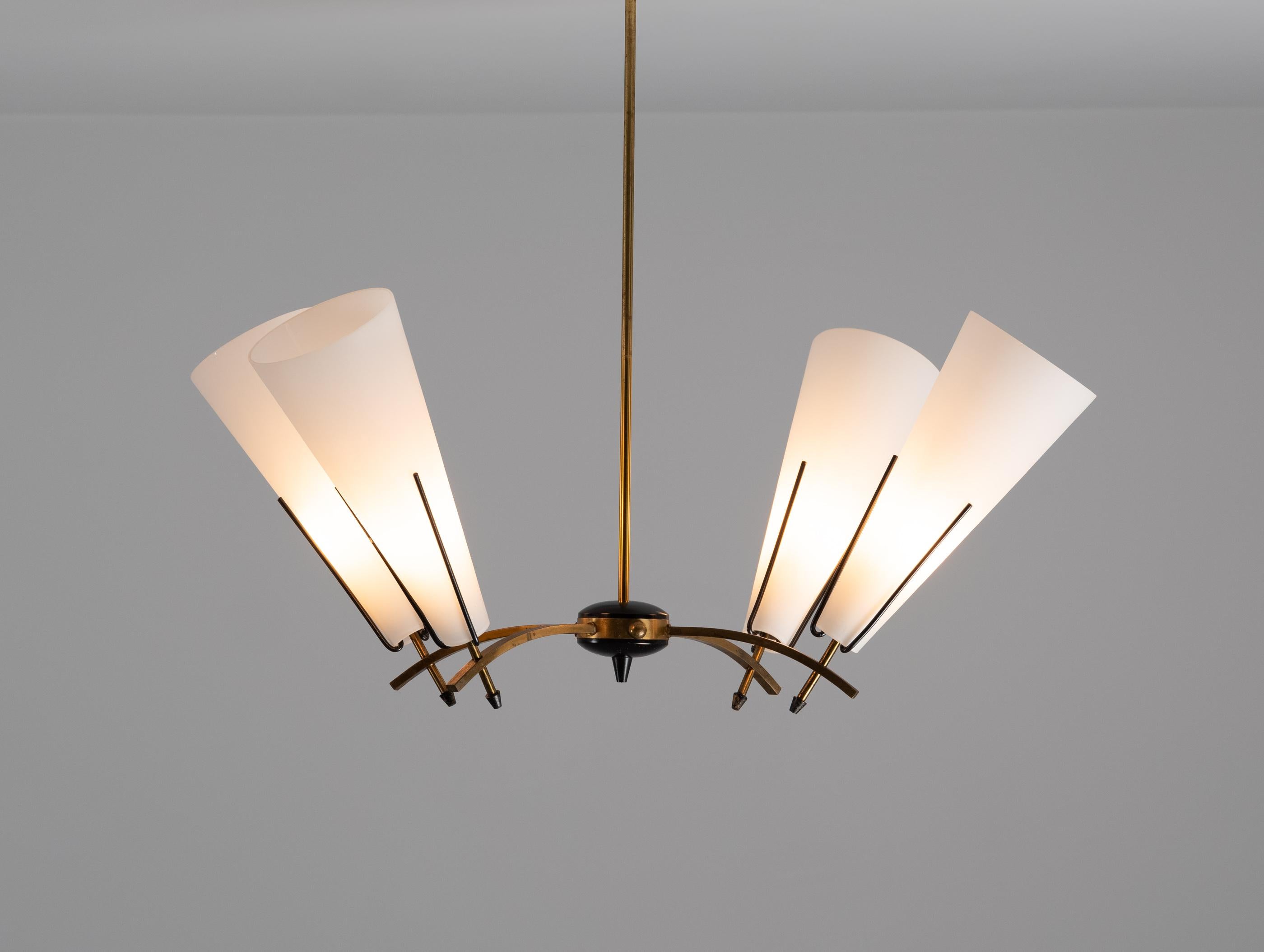 Stilnovo 1950s chandelier in brass and 4 conical Opals, vintage Italian design 

A rare midcentury lighting object that we attribute to the production of Stilnovo in the 1950s. Clear lines and geometric shapes distinguish this elegant 50s lighting.