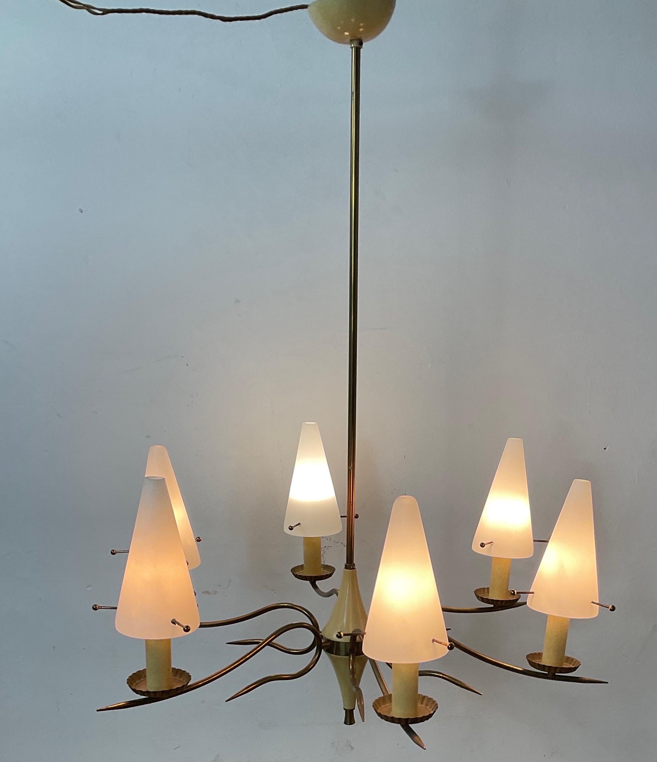 Chandelier in brass and painted aluminum in good condition attributable to the Italian manufacturer stilnovo of 50/60 of 900. Consisting of 6 lights covered with triangular glass bowls