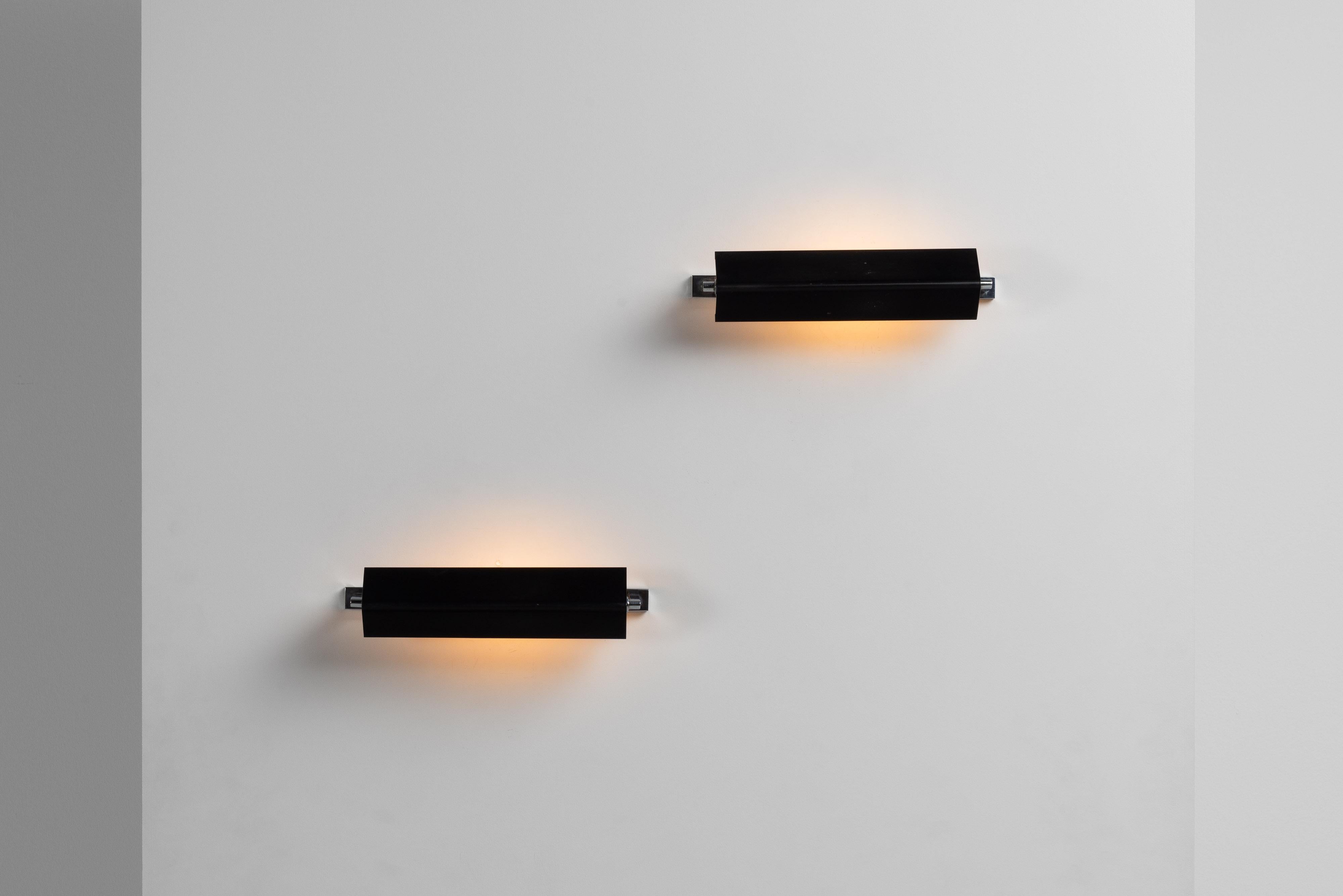 Ces appliques réglables de Stilnovo sont un exemple étonnant du design moderniste italien des années 1960. Confectionnées en Italie, elles présentent une esthétique minimaliste qui reste à la fois fonctionnelle et élégante. Les lampes sont en bon