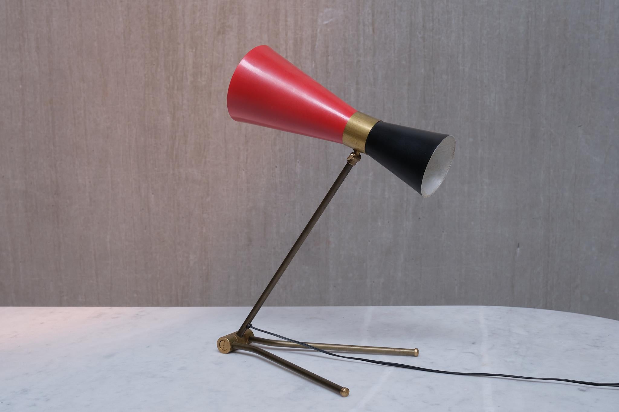 Mid-Century Modern Stilnovo Adjustable Brass Desk Lamp, Black and Red Diabolo Shade, Italy, 1950s For Sale