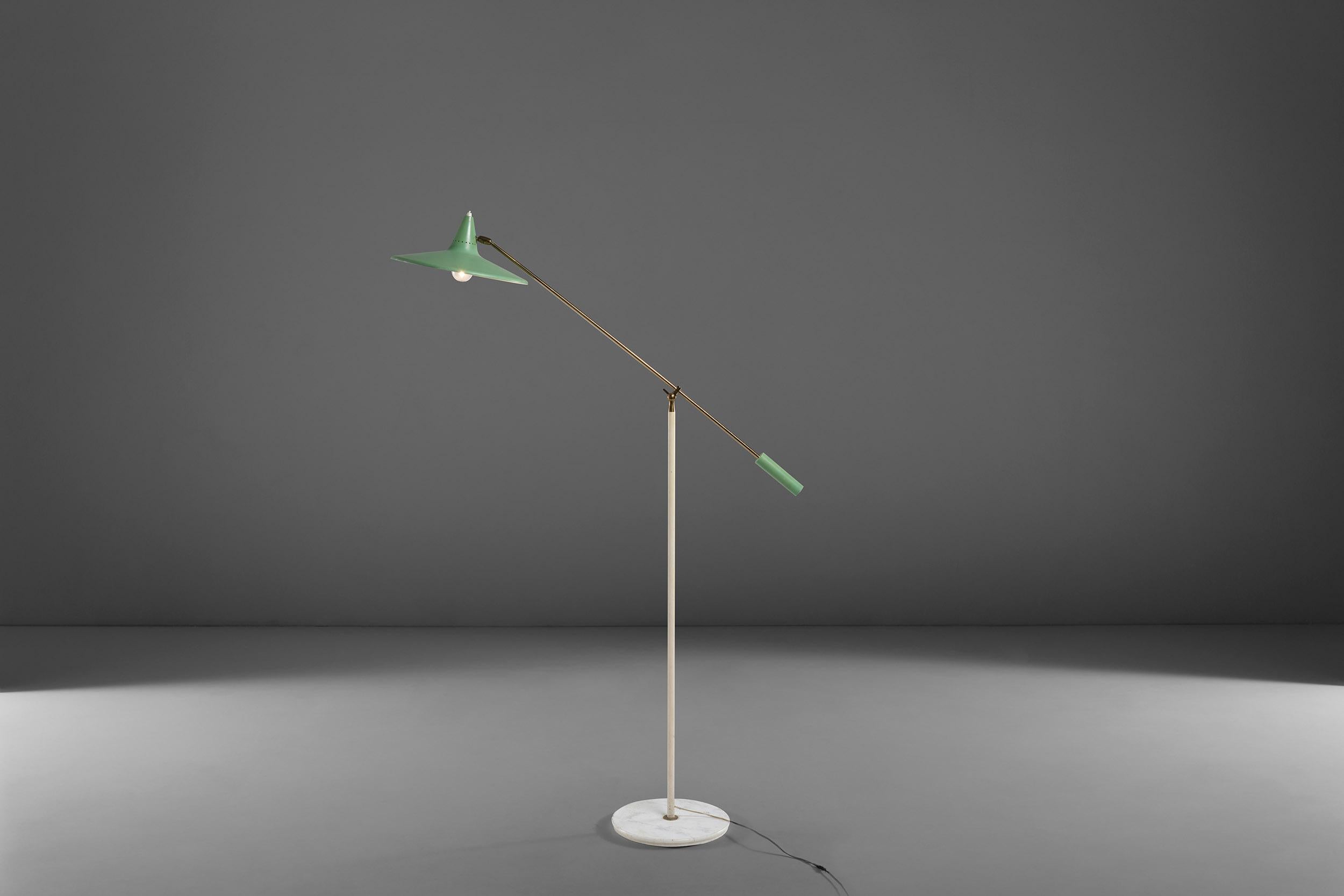 This elegant floor lamp was produced by Stilnovo in the 50s.
Thanks its round Carrara marble base and articulated brass arm on an enameled metal pole, this item matches understatement with elegance. The adjustable lacquered shade head add an extra