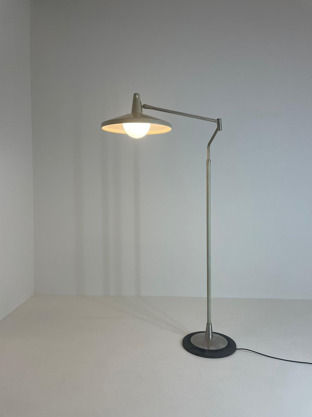 You are looking at a wonderful lamp produced by the Stilnovo company in 1962.
Particular in design, the extendable arm and the adjustable gray cup (diameter 40 cm) will allow you various possibilities to direct the light. The lamp has its original