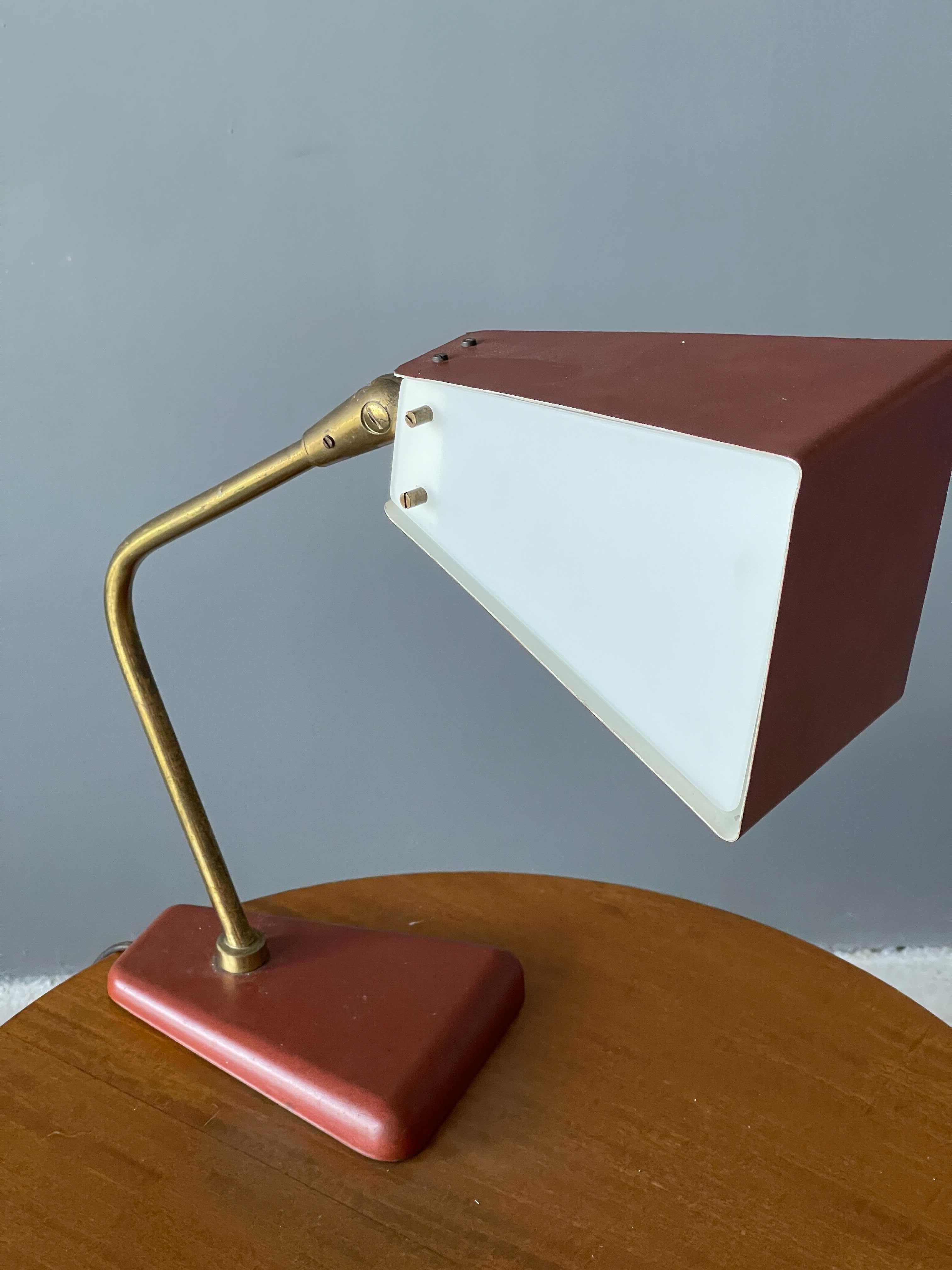 Mid-Century Modern Stilnovo, Adjustable Table Lamp, Red Lacquer Metal, Brass, Acrylic, Italy, 1950s