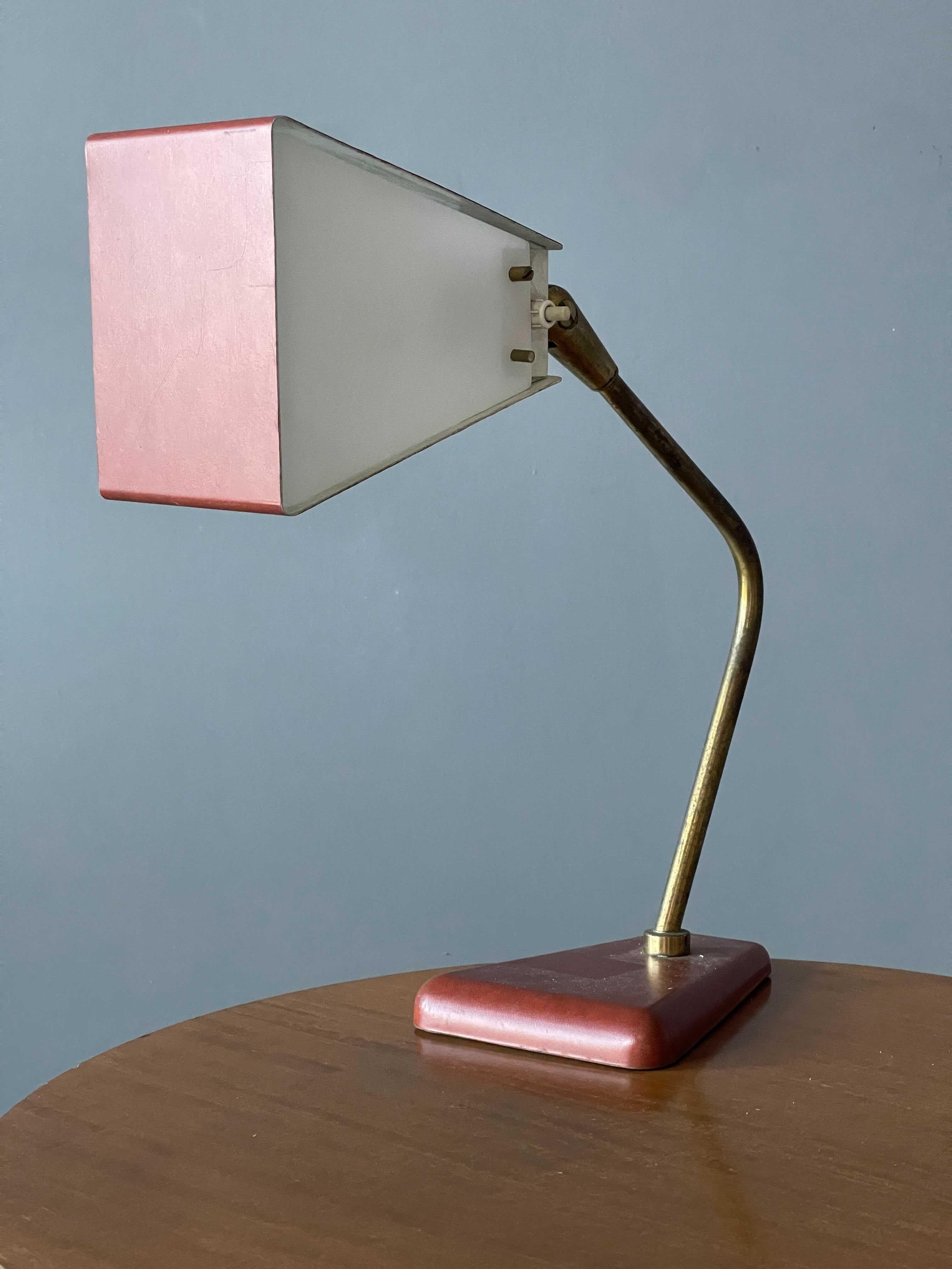 Mid-20th Century Stilnovo, Adjustable Table Lamp, Red Lacquer Metal, Brass, Acrylic, Italy, 1950s