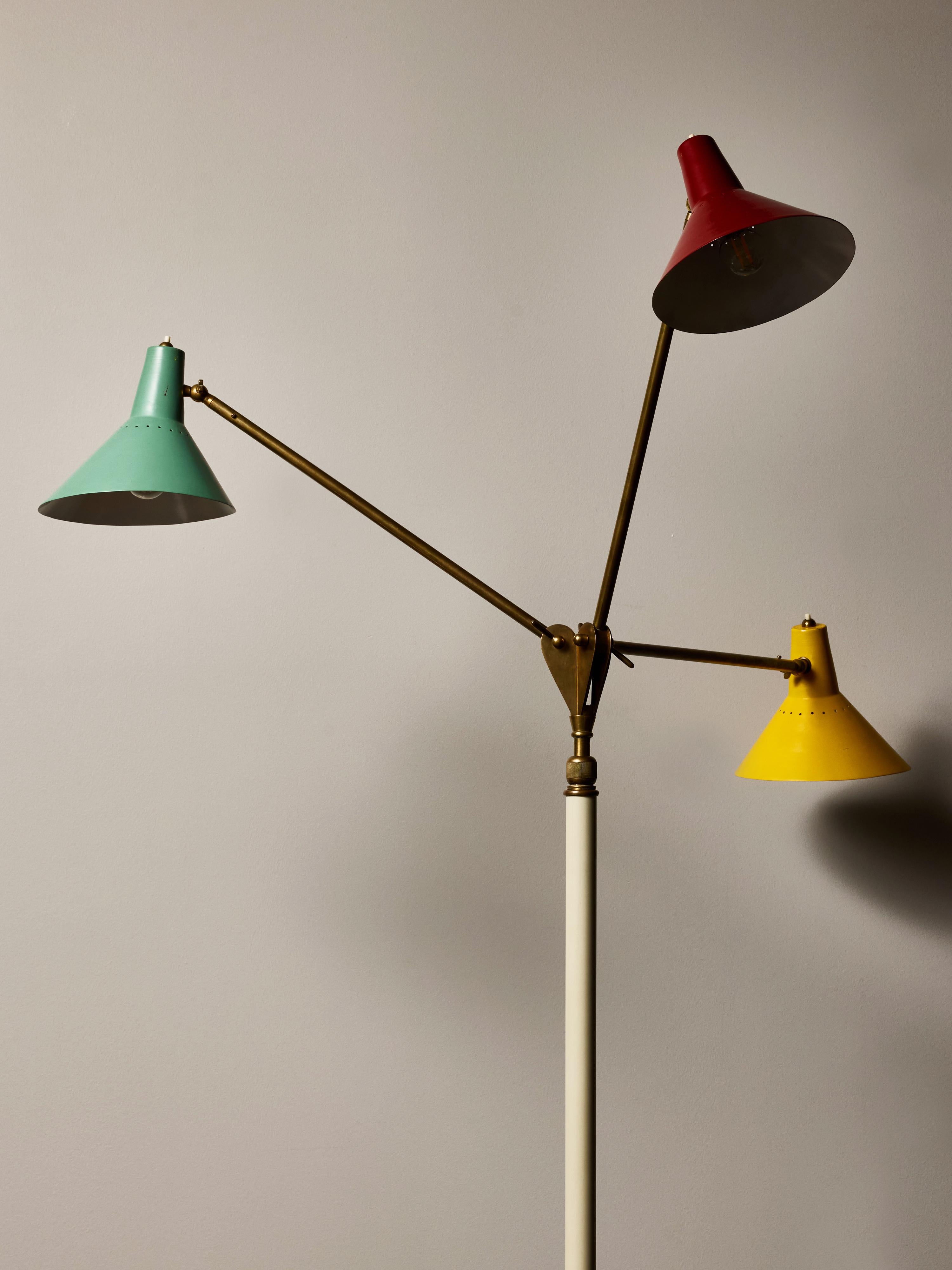 Lámpara de pie tricolor regulable Stilnovo mediados del siglo XX en venta