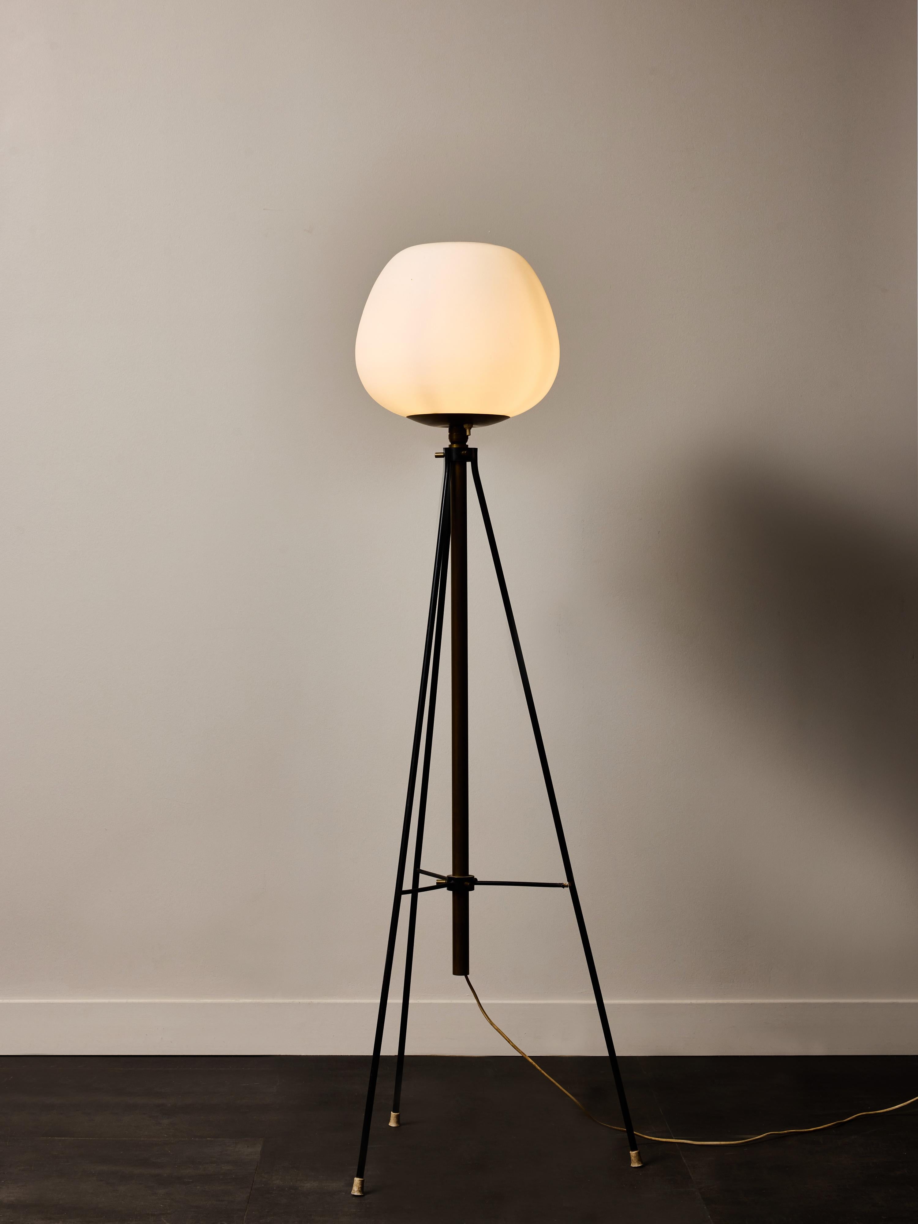 Mid-Century Modern Stilnovo Lampadaire trépied réglable avec abat-jour en verre opalin en vente