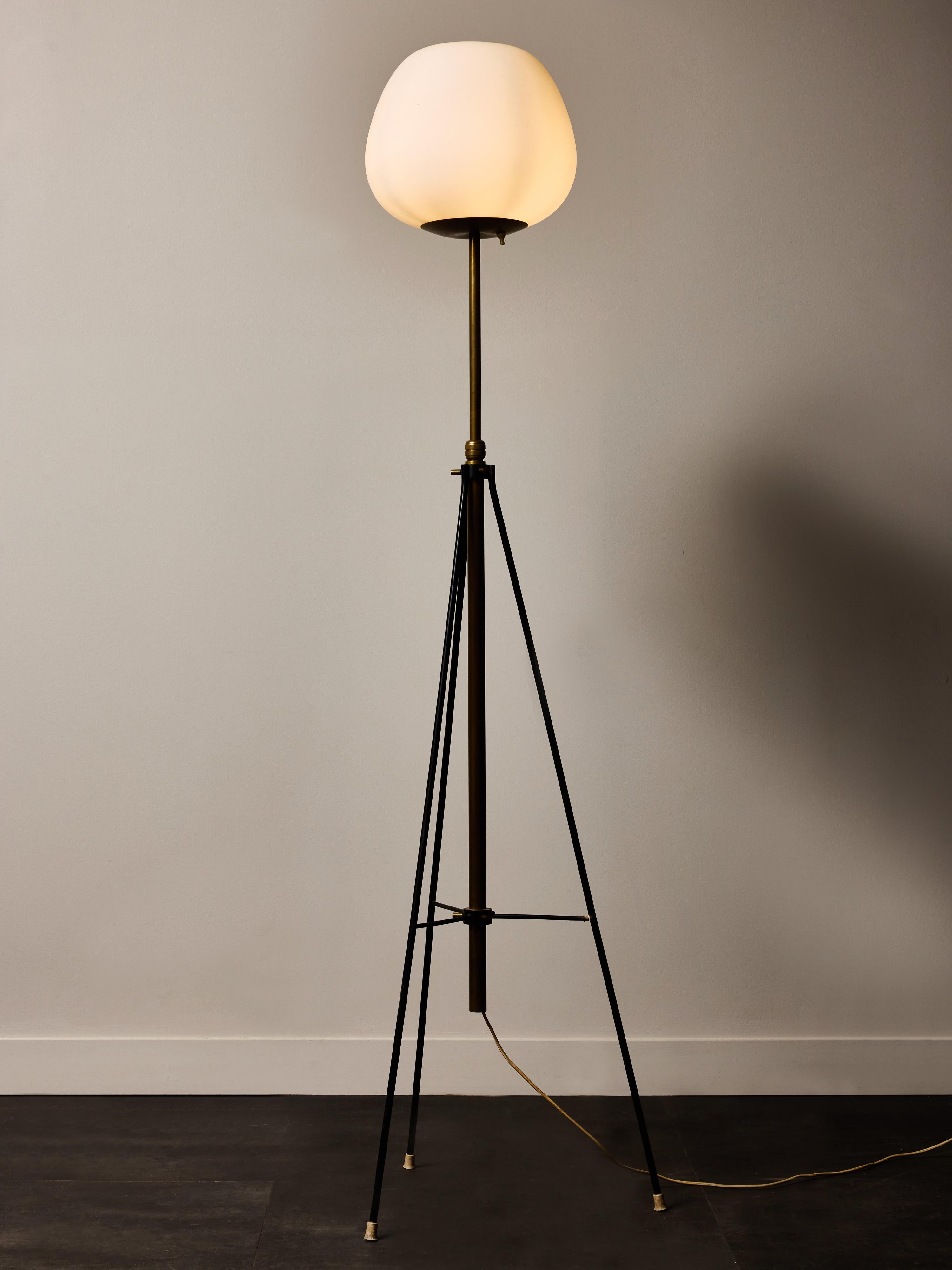 italien Stilnovo Lampadaire trépied réglable avec abat-jour en verre opalin en vente