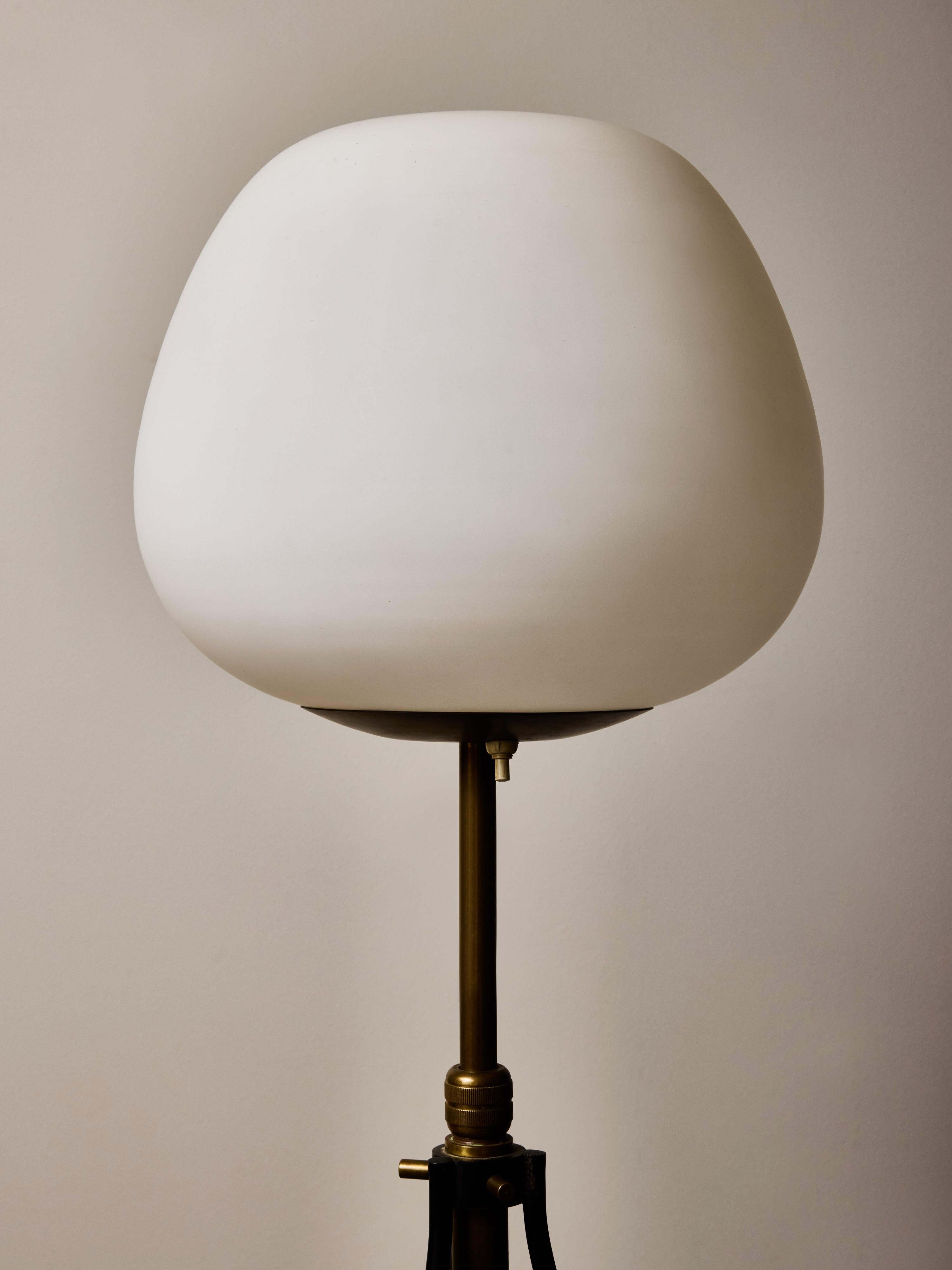 Stilnovo Lampadaire trépied réglable avec abat-jour en verre opalin Bon état - En vente à Saint-Ouen, IDF
