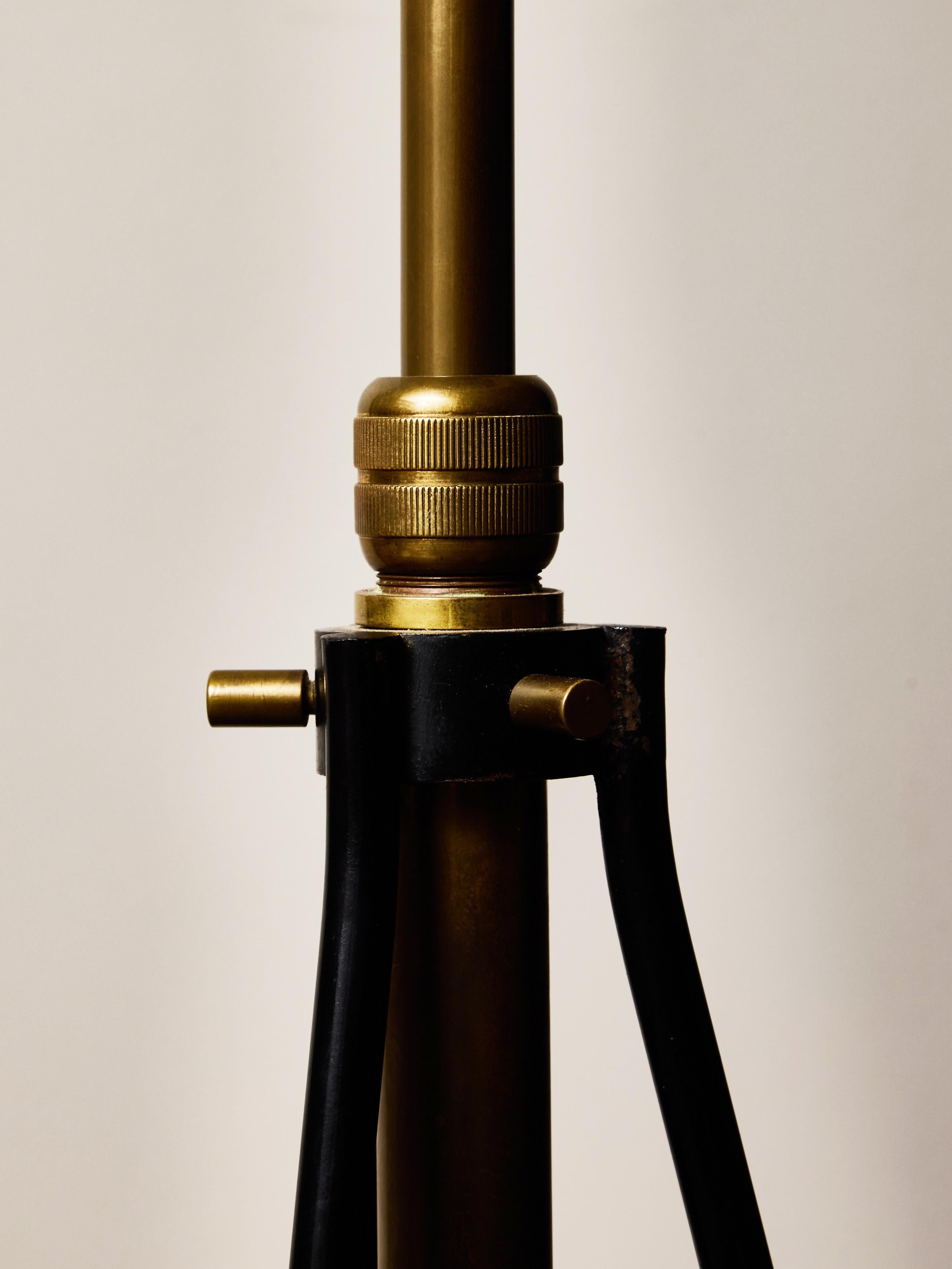 Milieu du XXe siècle Stilnovo Lampadaire trépied réglable avec abat-jour en verre opalin en vente