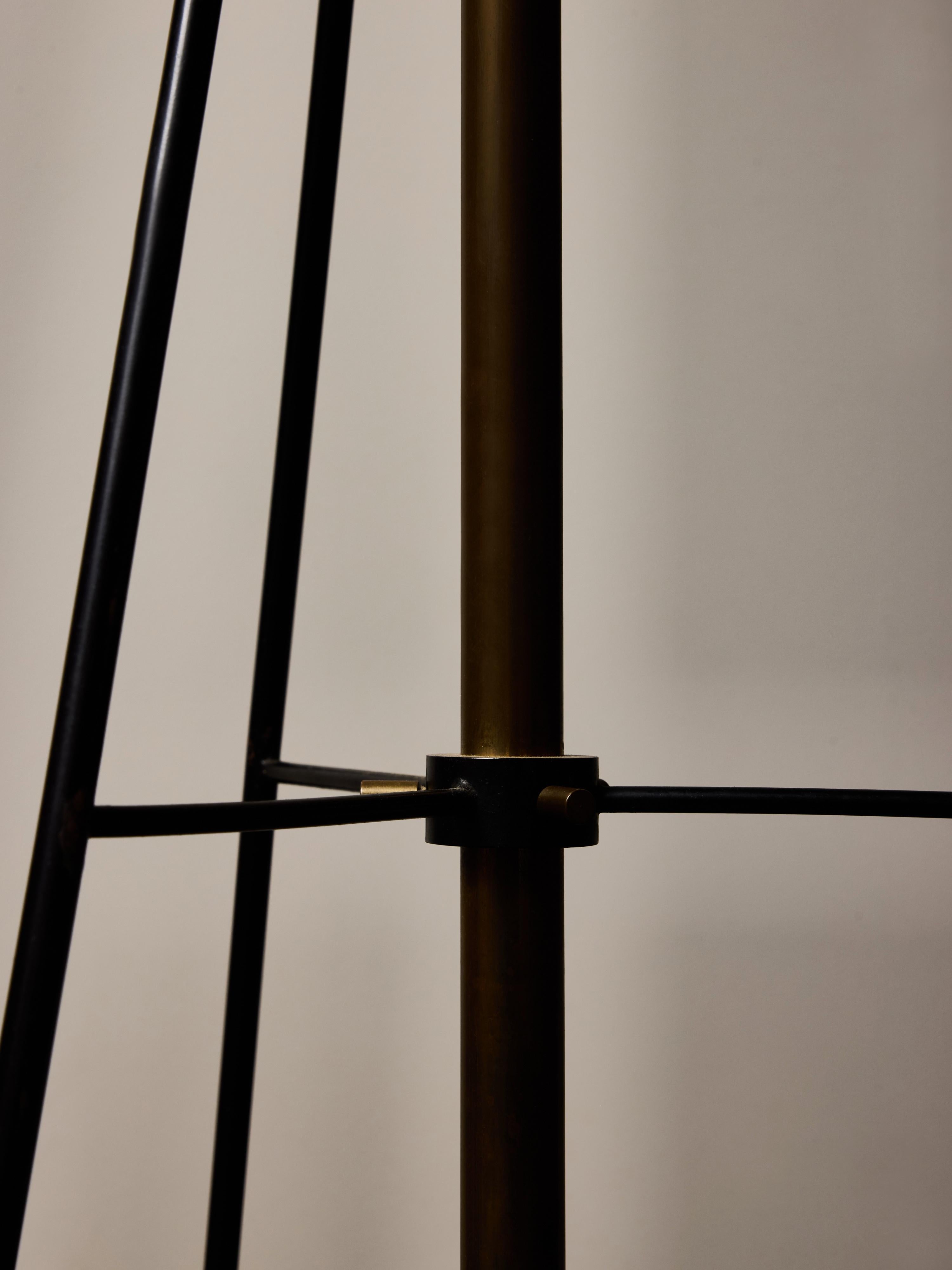 Métal Stilnovo Lampadaire trépied réglable avec abat-jour en verre opalin en vente