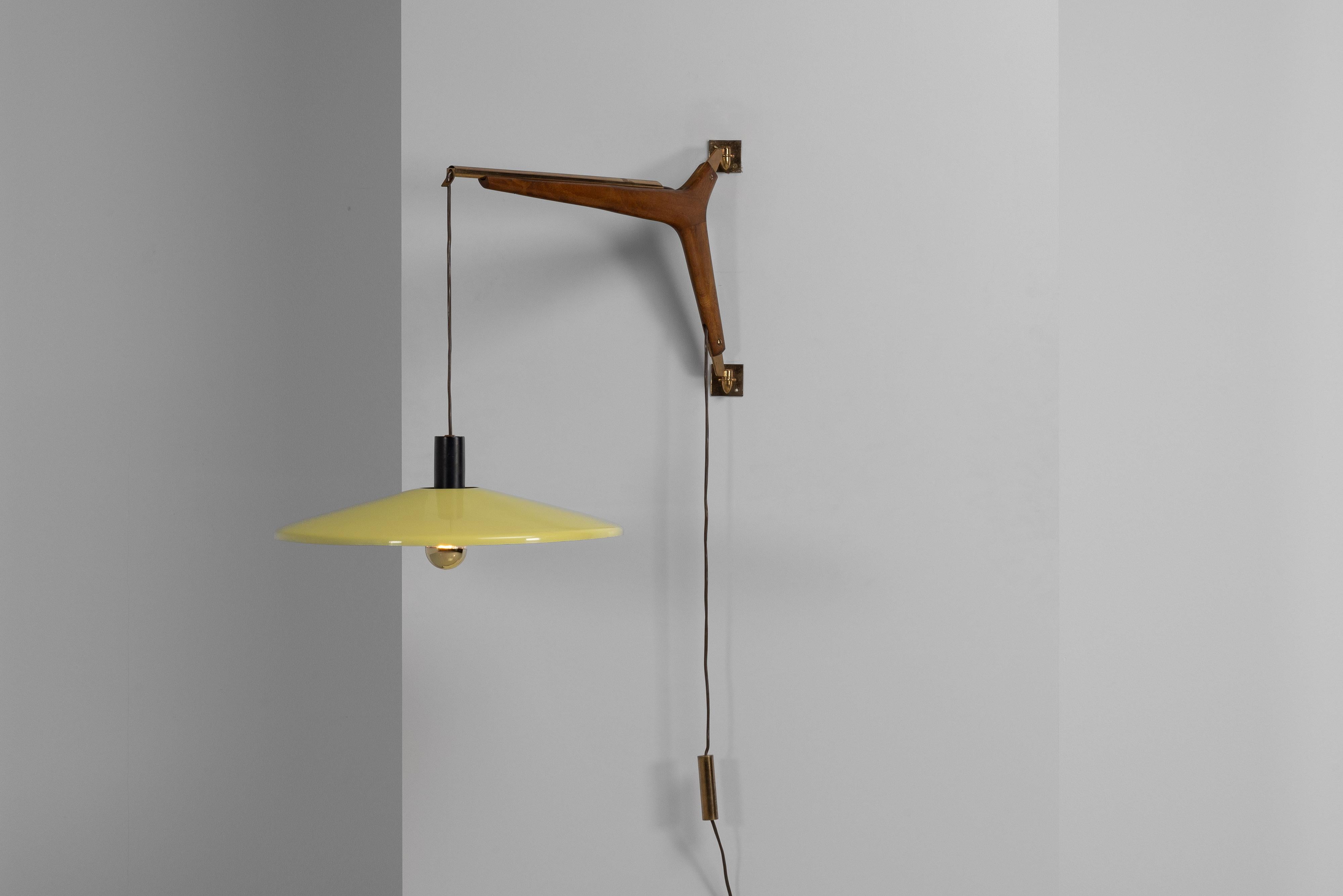 Stilnovo adjustable wall lamp with wood Italy 1950 For Sale 2