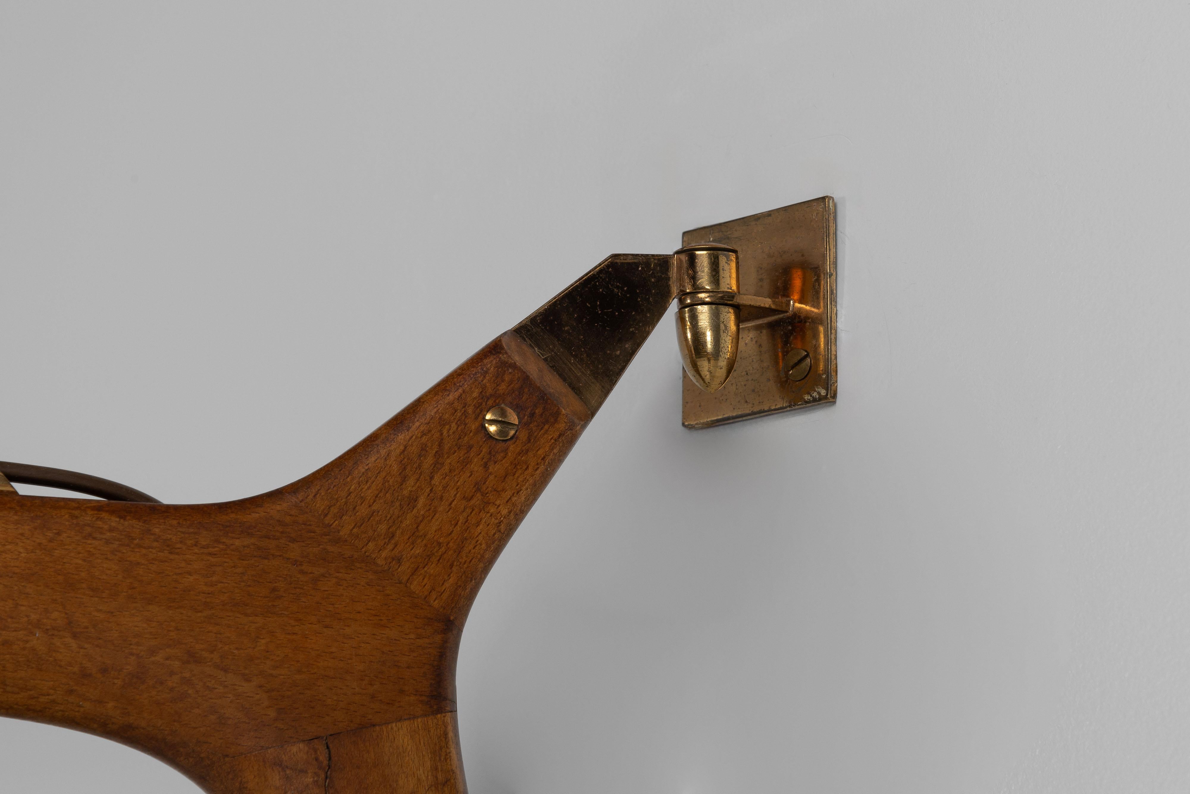 Mid-20th Century Stilnovo adjustable wall lamp with wood Italy 1950 For Sale