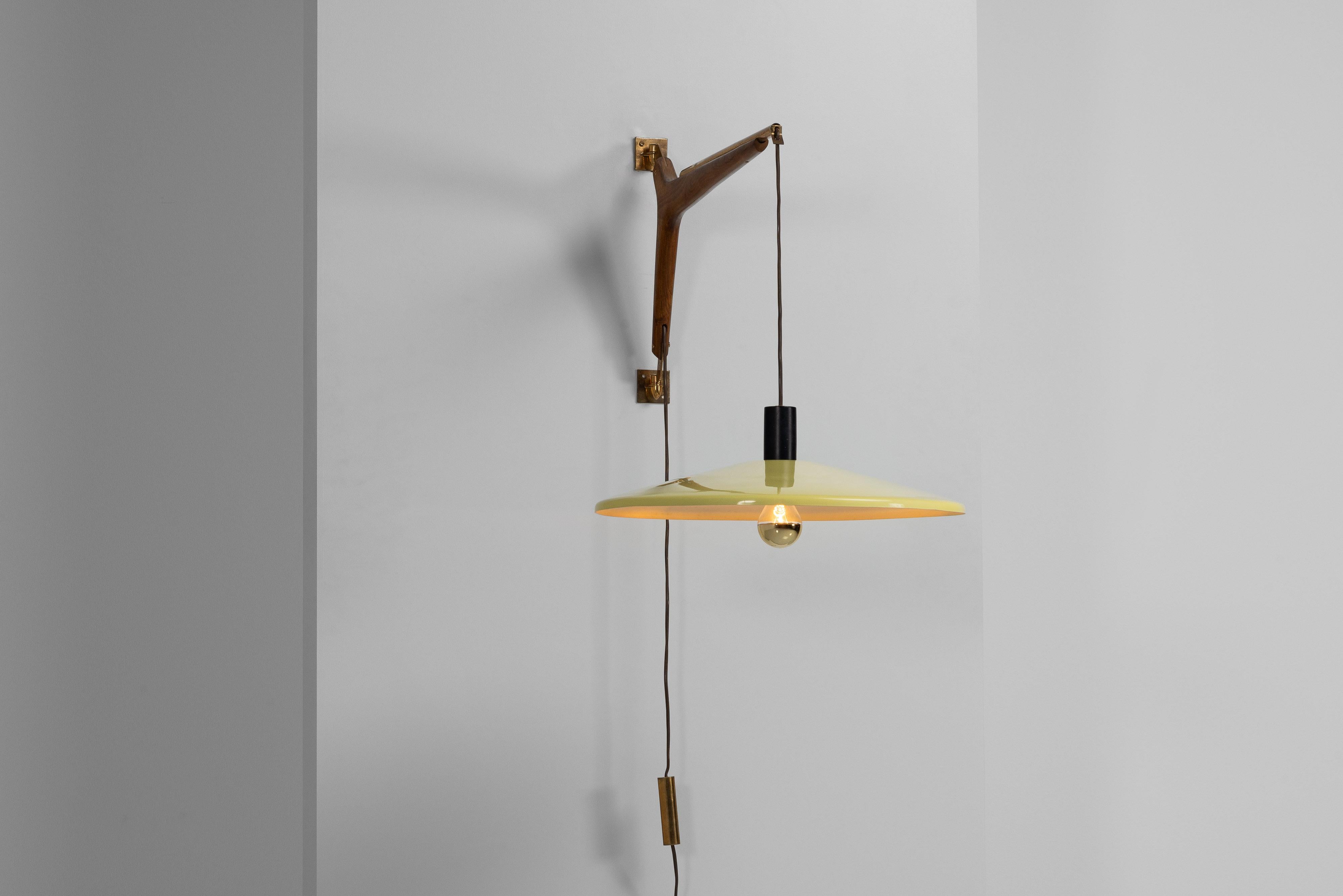 Stilnovo adjustable wall lamp with wood Italy 1950 For Sale 1