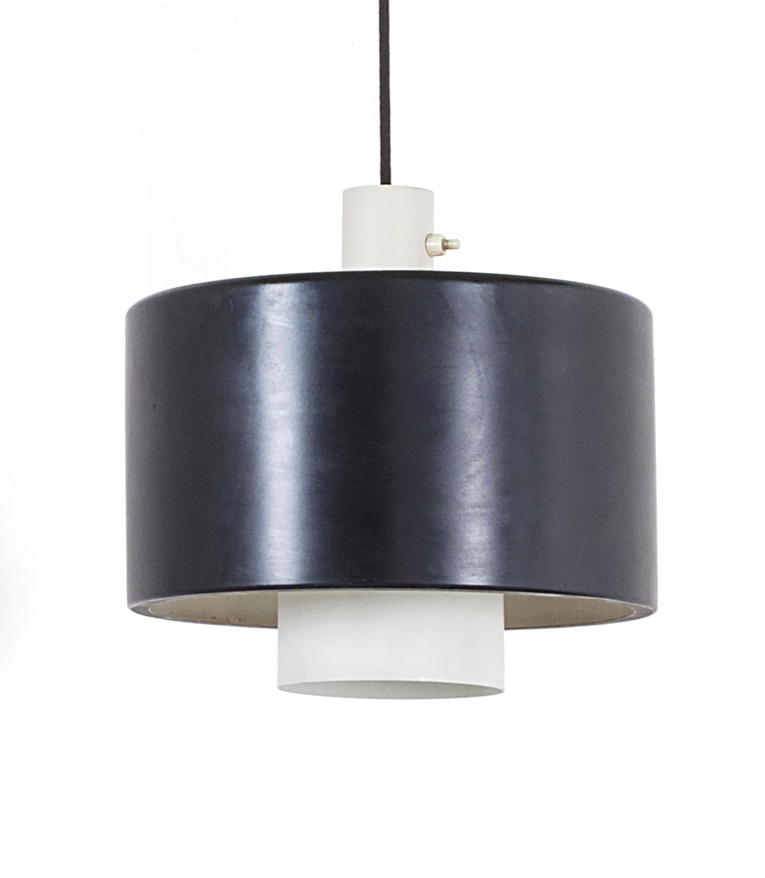 Stilnovo wall light model 2061, Italy, circa 1957. Wall-mounted counterbalance swingarm lamp with brass arm, black enameled metal shade, and counterbalance pulley mechanism for raising and lowering the shade. Signed on backplate 'stilnovo