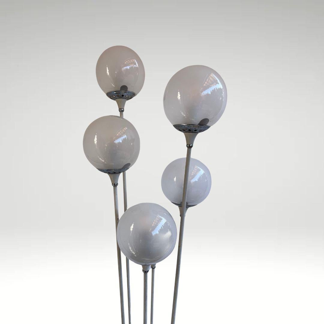 Lampada da terra modello Alberello di Stilnovo degli anni '60. Realizzato in metallo con una base in marmo bianco, presenta sei luci con sfere di vetro bianco opaco.
In buone condizioni vintage.