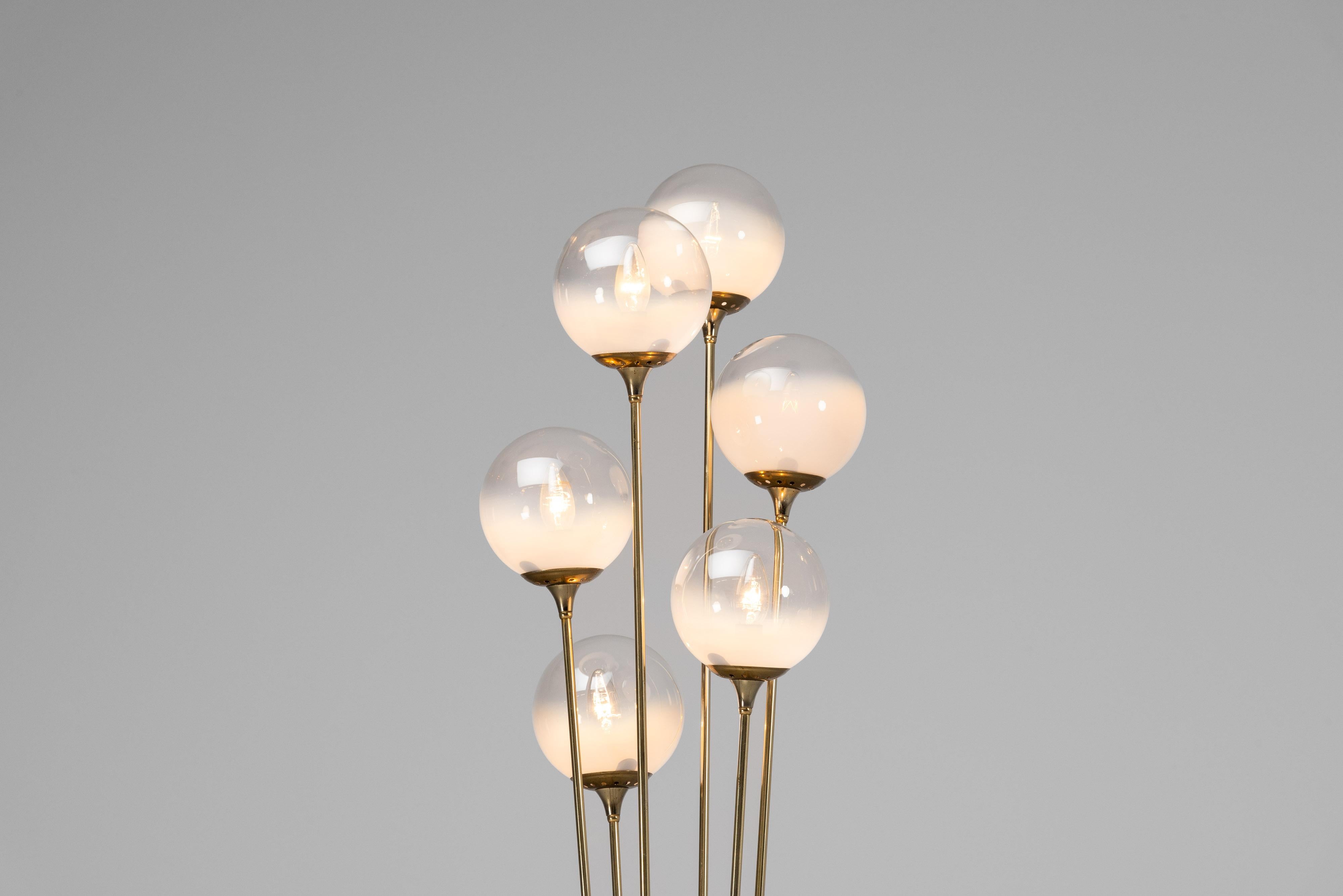Voici un très beau et élégant lampadaire 'Alberello', conçu et fabriqué par le célèbre fabricant italien de luminaires Stilnovo, vers 1960. Cette lampe remarquable incarne l'esthétique sophistiquée du milieu du siècle qui a fait la réputation de