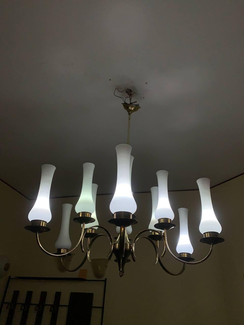 Stilnovo original brass and opal glass attr  Italy, 1950s' (12 lights) In Good Condition For Sale In Palermo, IT