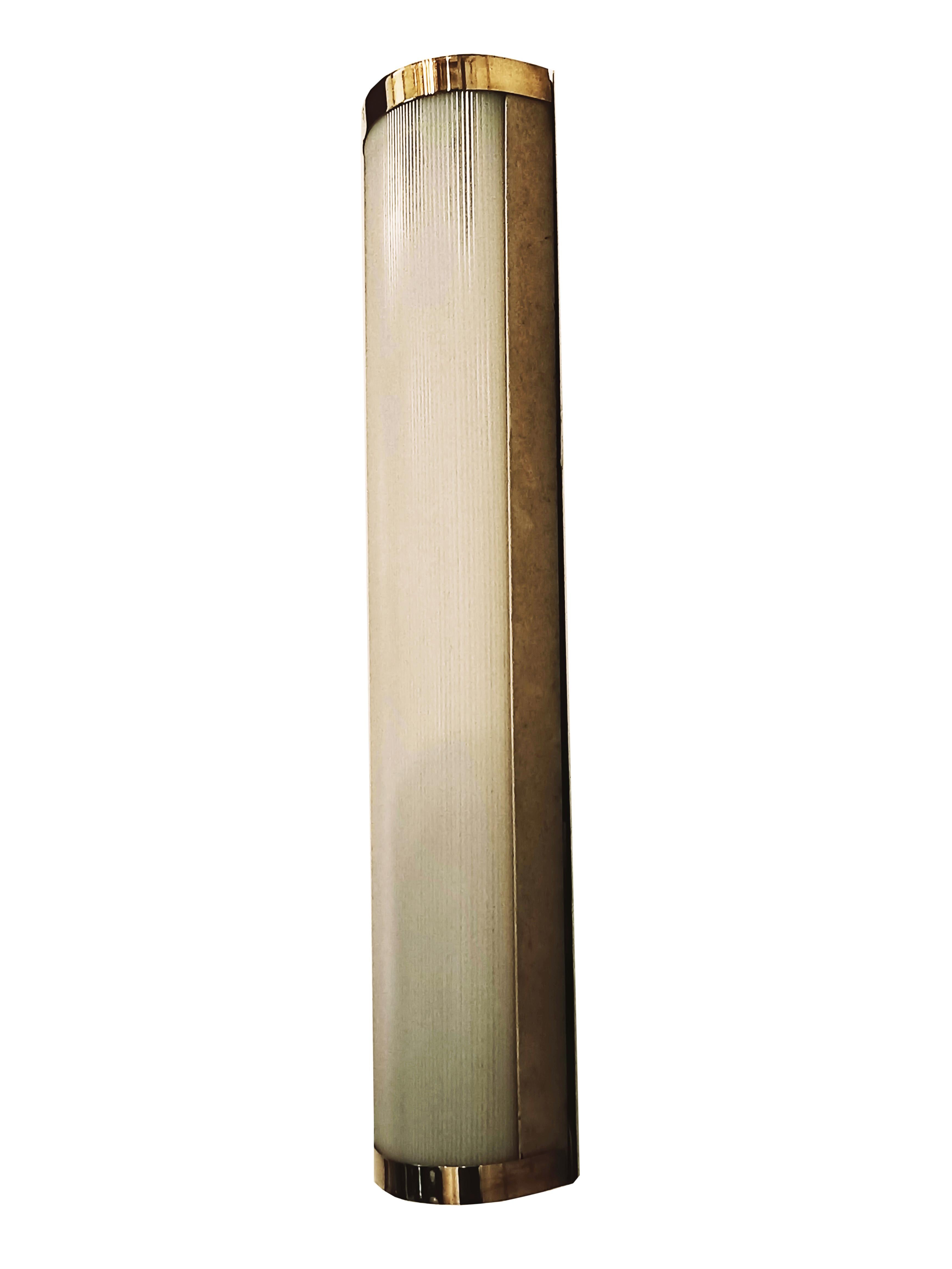 Mid-Century Modern Stilnovo Attrib. Large Wall Lamp in Acrylic and Brass, Italy 1960s For Sale
