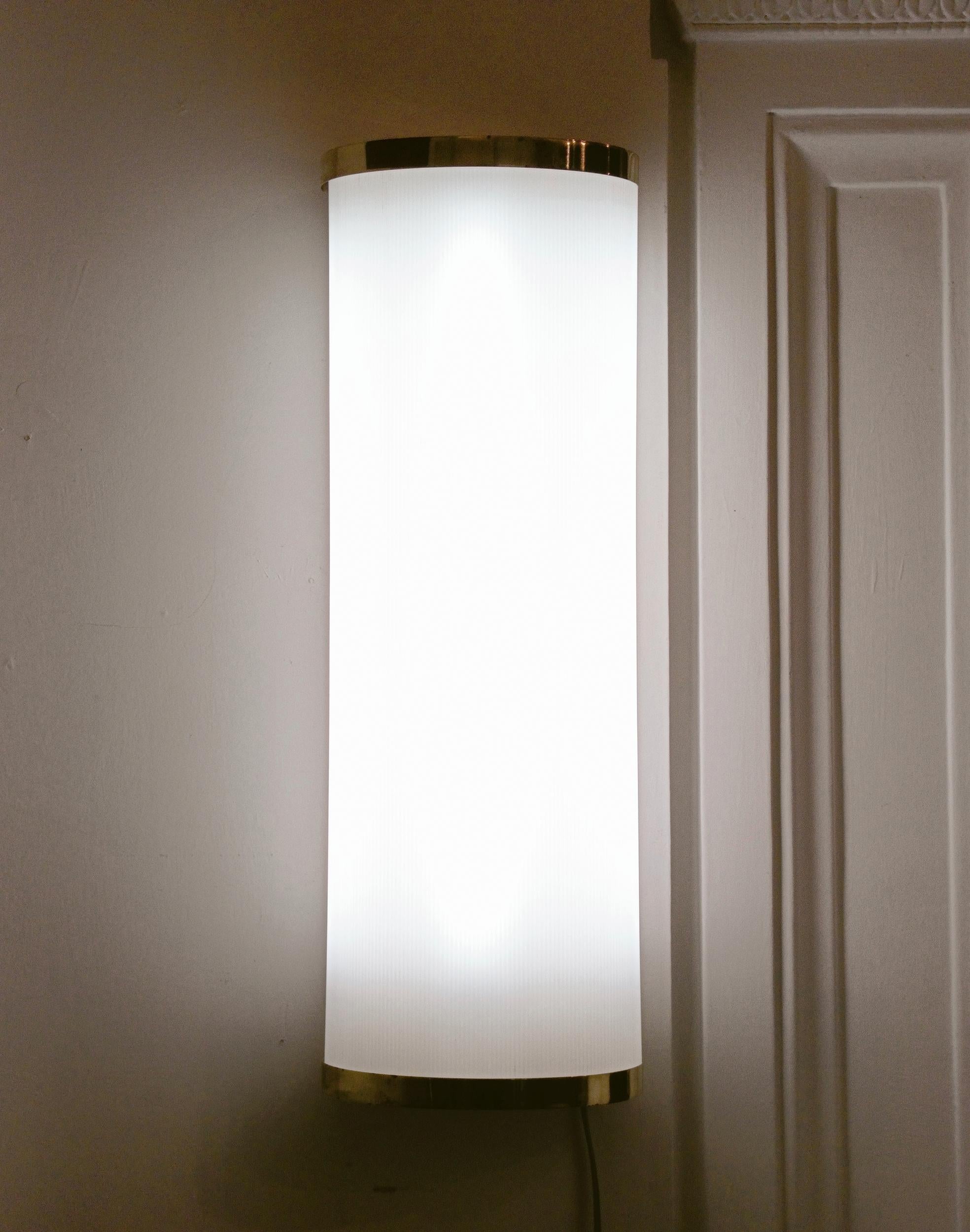 Italian Stilnovo Attrib. Large Wall Lamp in Acrylic and Brass, Italy 1960s For Sale