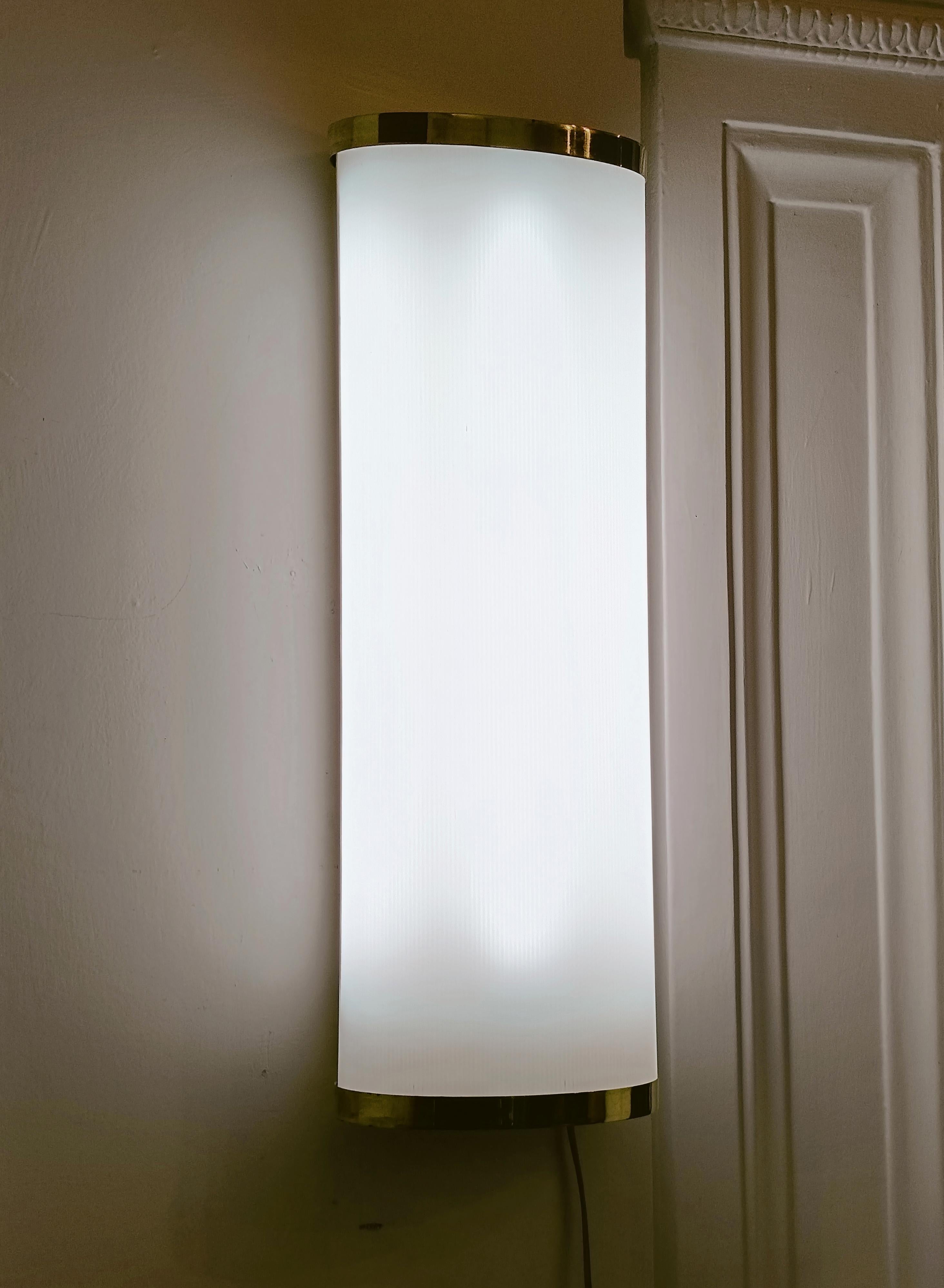 Stilnovo Attrib. Large Wall Lamp in Acrylic and Brass, Italy 1960s In Good Condition For Sale In Naples, IT