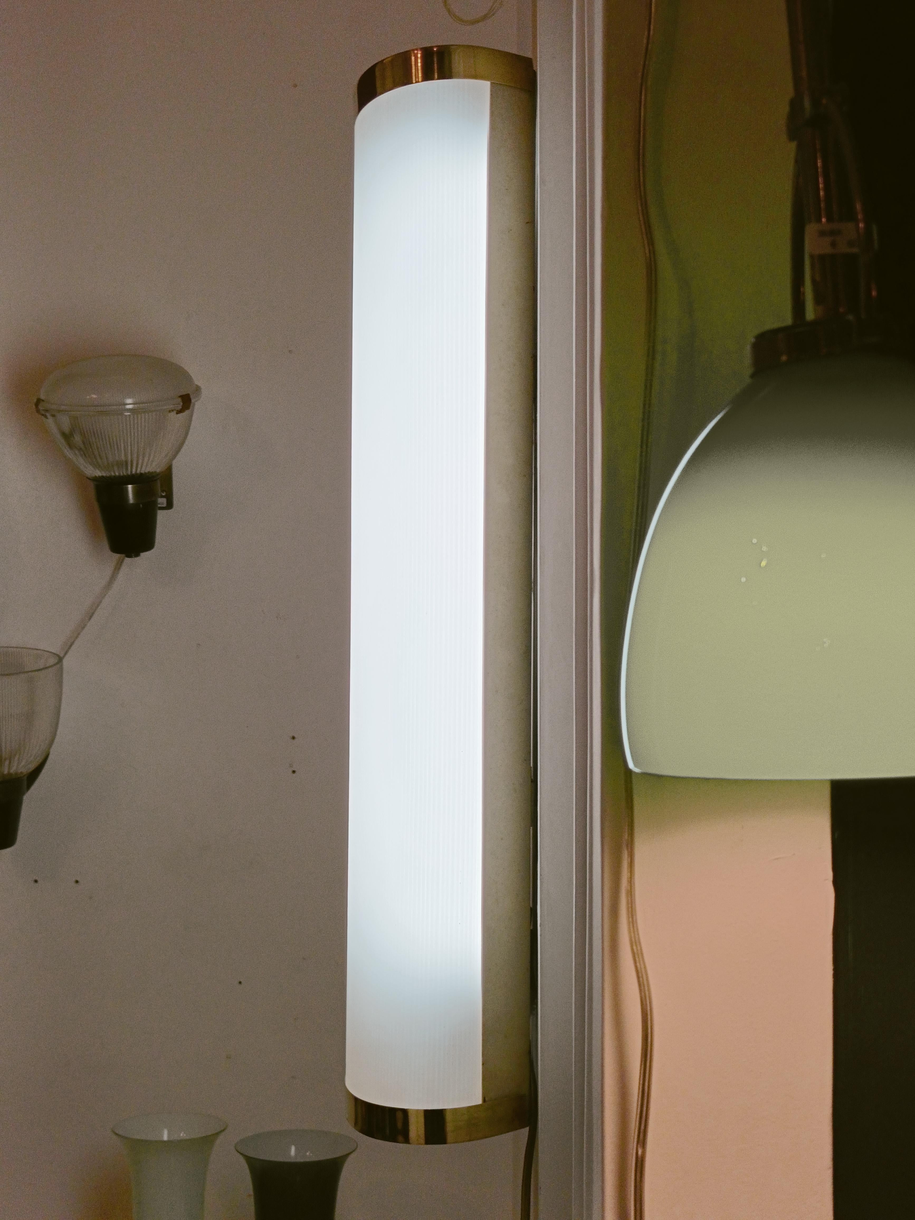 Mid-20th Century Stilnovo Attrib. Large Wall Lamp in Acrylic and Brass, Italy 1960s For Sale