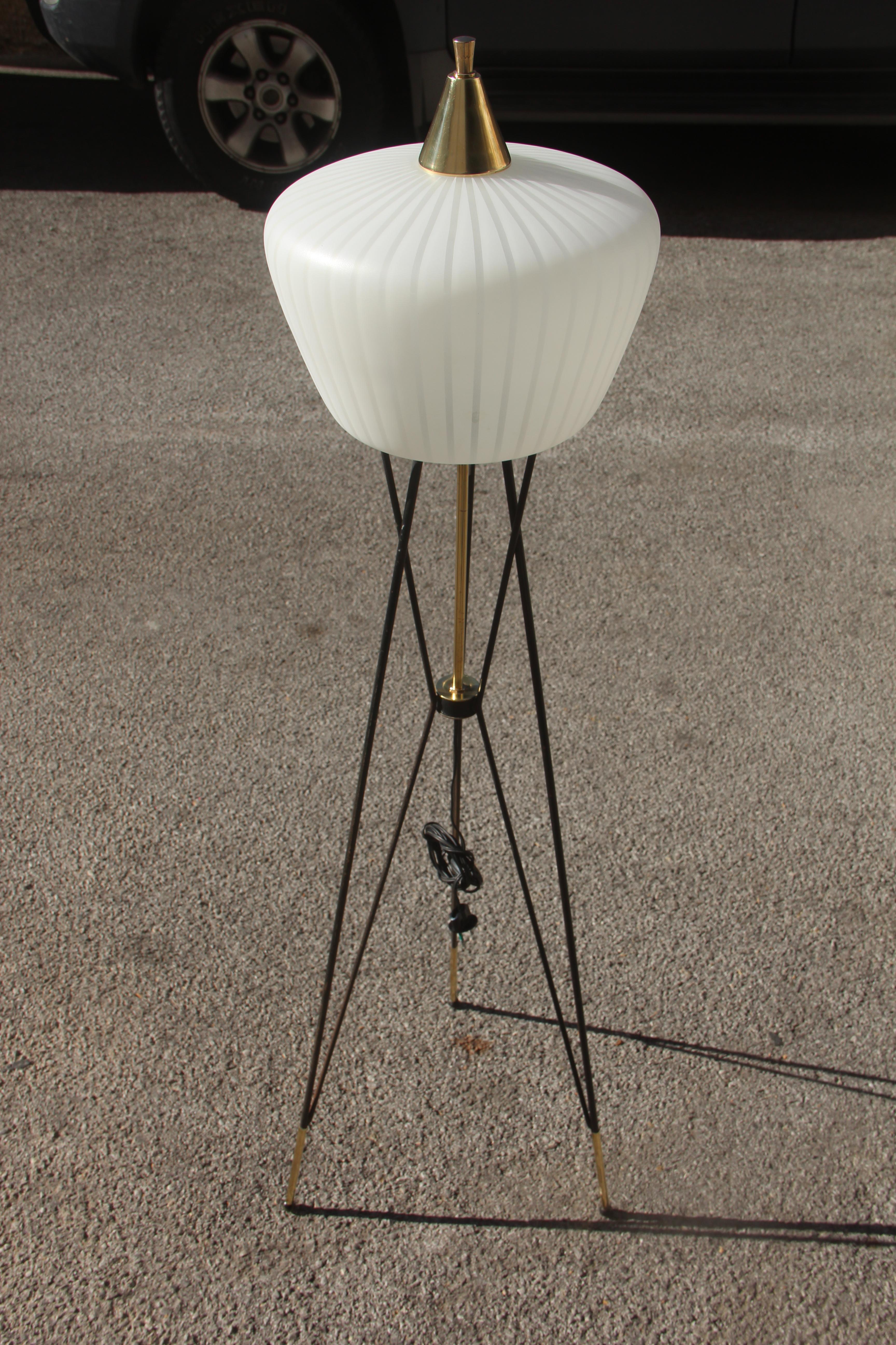 Stilnovo Attributed Mid-Century Modern Italian Floor Lamp Glass Brass White 1950 For Sale 6