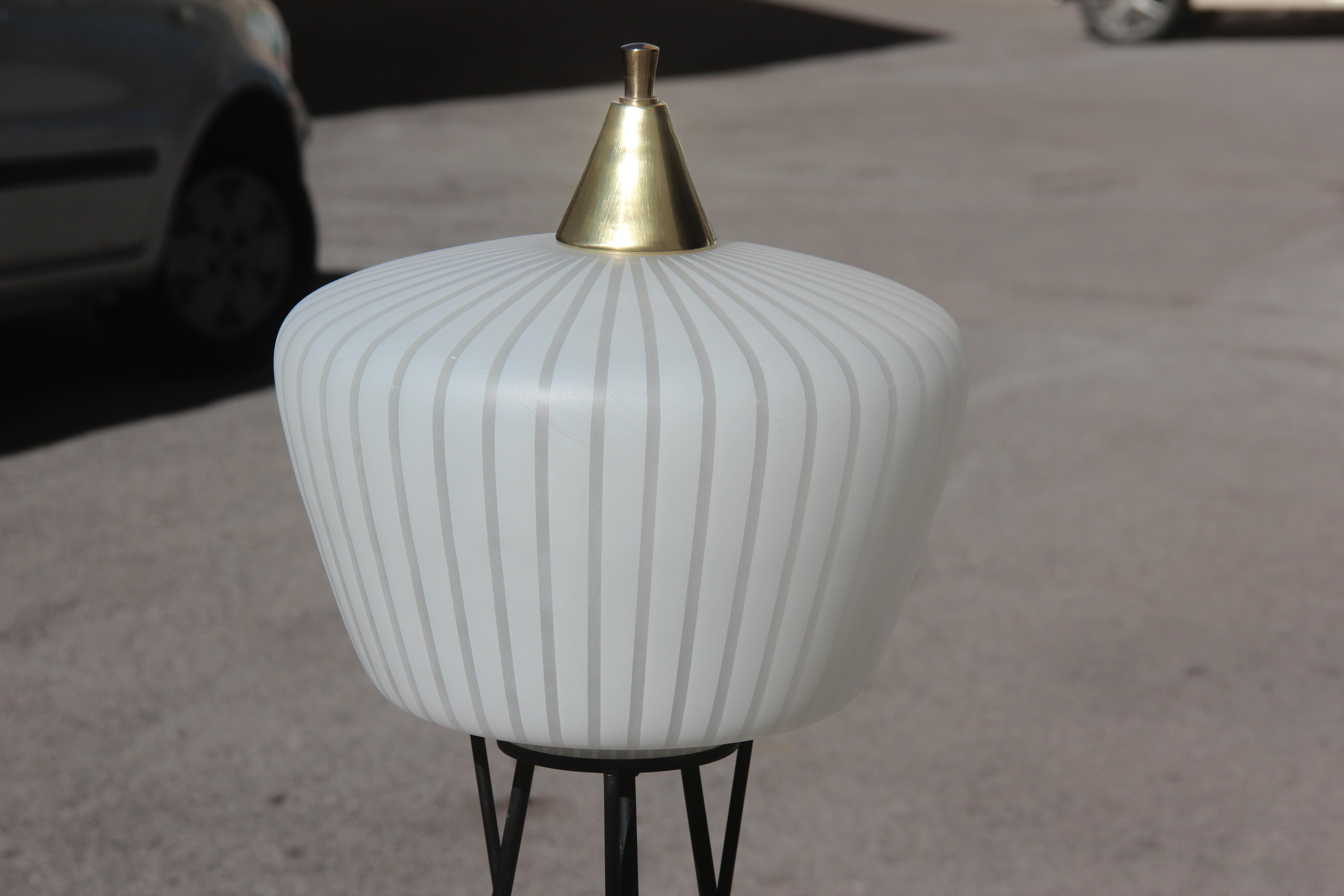 Stilnovo Attributed Mid-Century Modern Italian Floor Lamp Glass Brass White 1950 In Good Condition For Sale In Palermo, Sicily