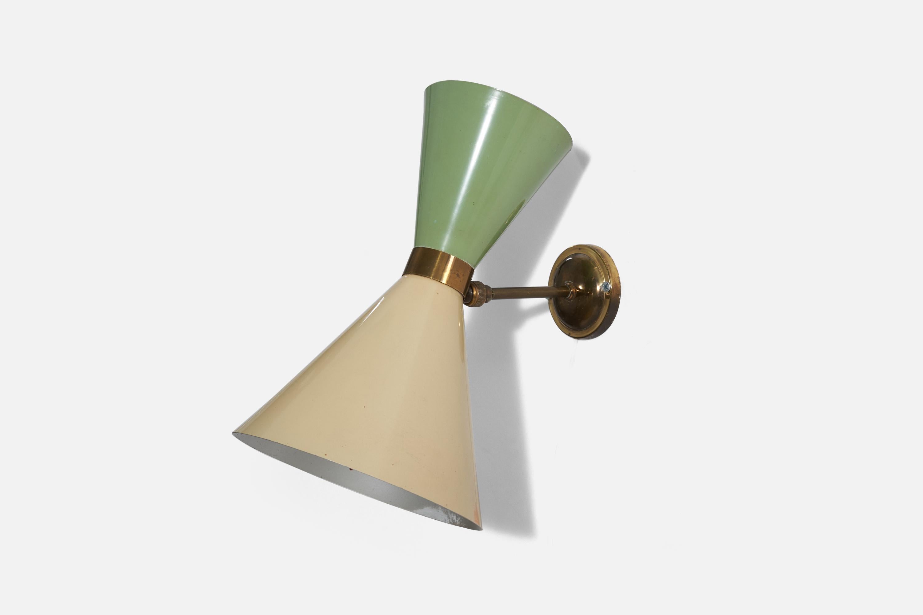 A green and off-white brass and metal wall light, design and production attributed to Stilnovo, Italy, 1950s.


