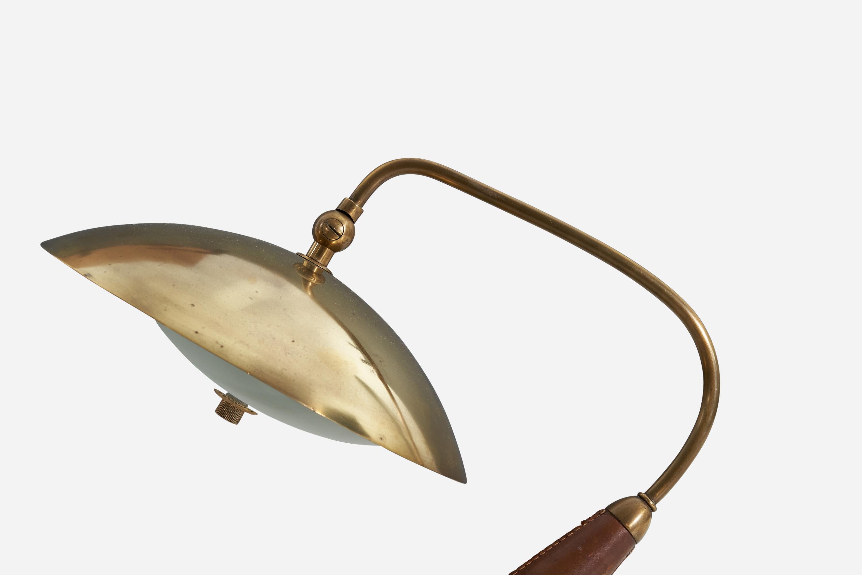 Stilnovo „Attribution“, Tischlampe, Messing, Leder, Milchglas, Italien, 1950er Jahre im Zustand „Gut“ im Angebot in High Point, NC