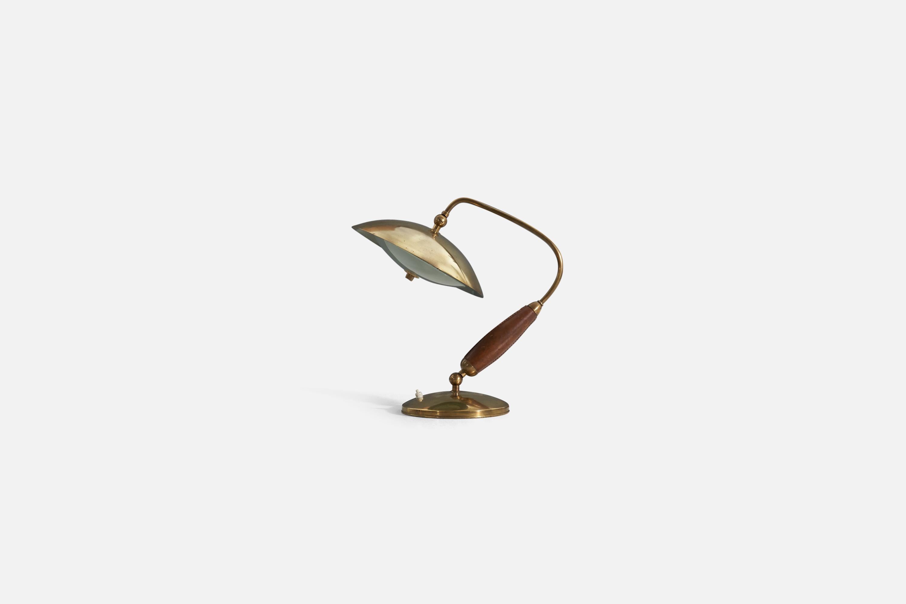 Milieu du XXe siècle Lampe de bureau Attribution de Stilnovo, laiton, cuir, verre dépoli, Italie, années 1950 en vente