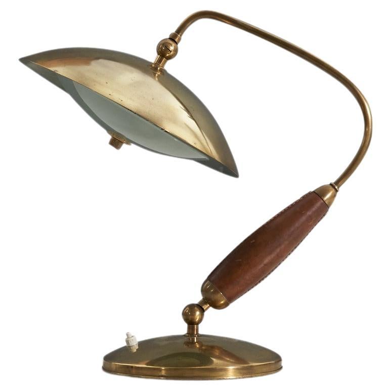 Lampe de bureau Attribution de Stilnovo, laiton, cuir, verre dépoli, Italie, années 1950