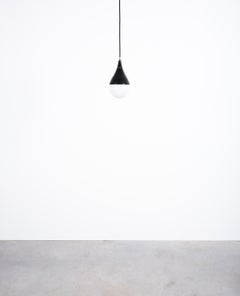Stilnovo lampes à suspension boule noire en verre opalin « 5 », c. 1950
