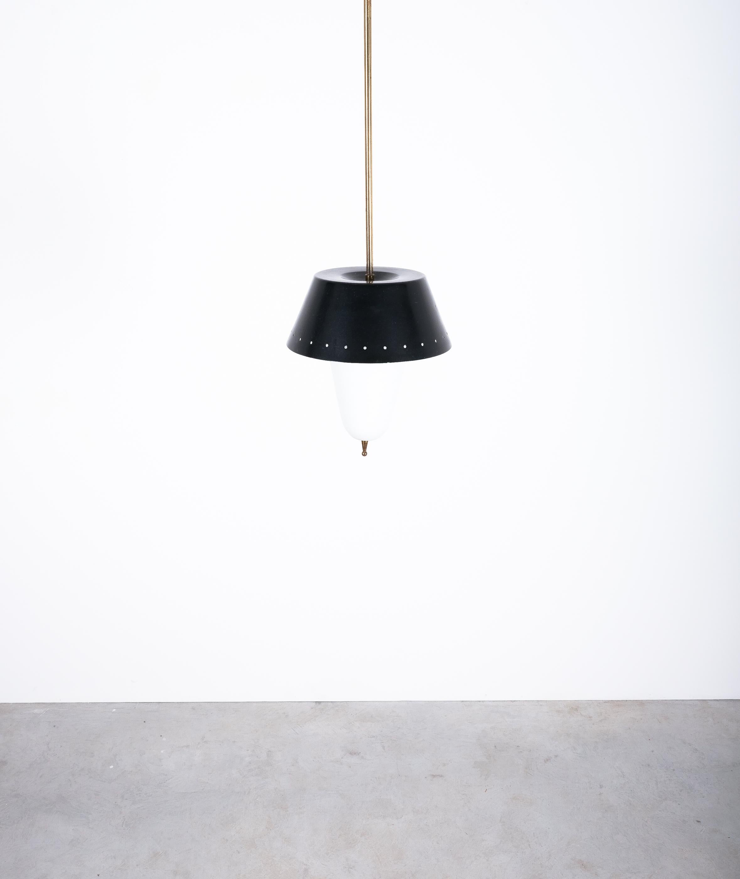 italien Stilnovo, lampe suspendue noire en verre opale, circa 1950 en vente