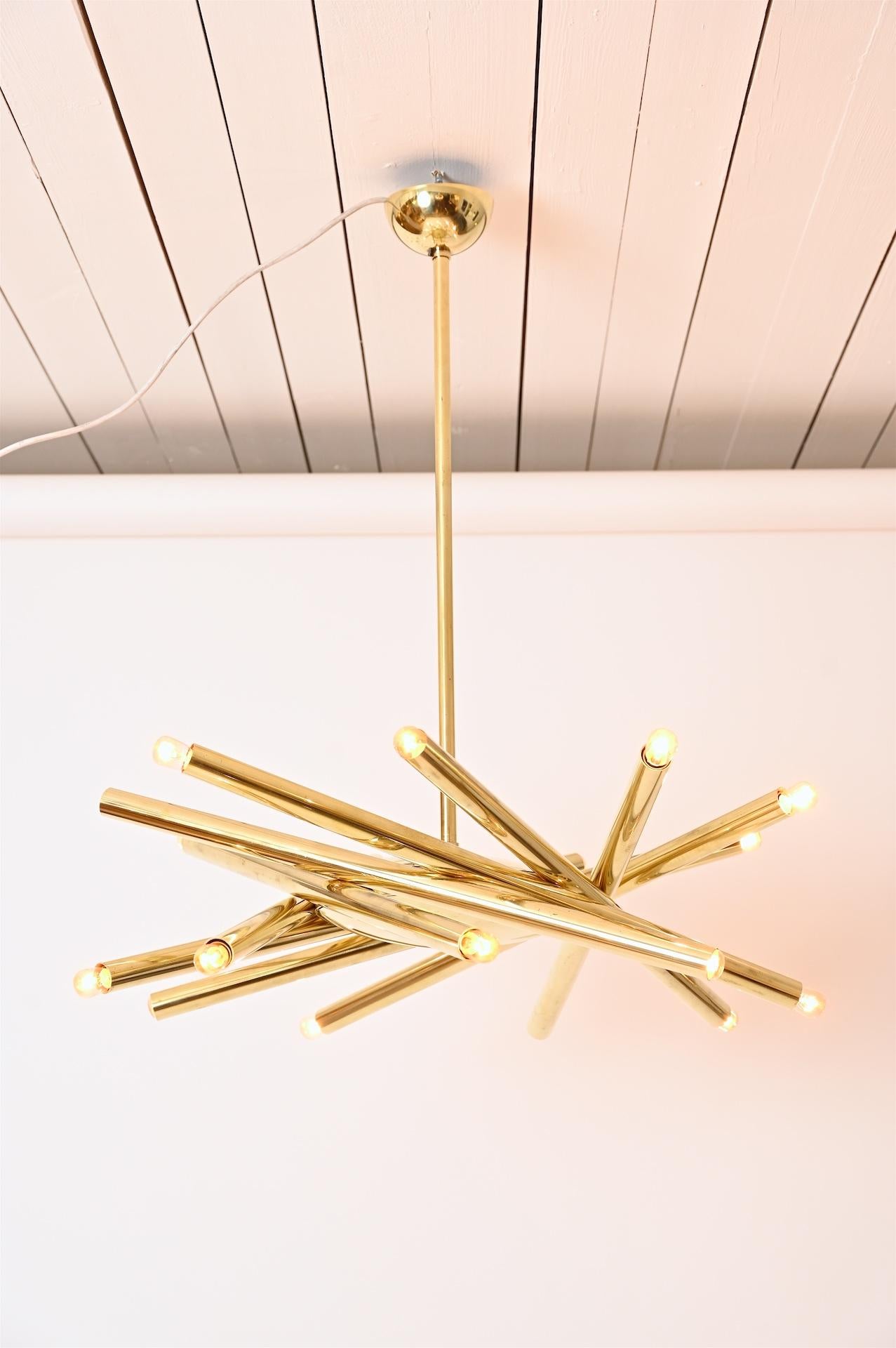 Mid-Century moderno Lampadario a 18 luci in ottone Stilnovo c1960 in vendita
