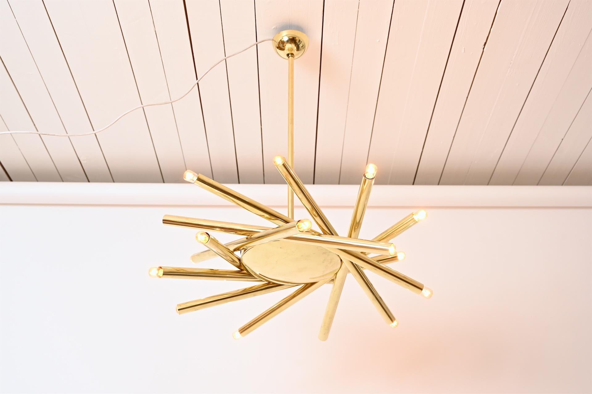 Italiano Lampadario a 18 luci in ottone Stilnovo c1960 in vendita