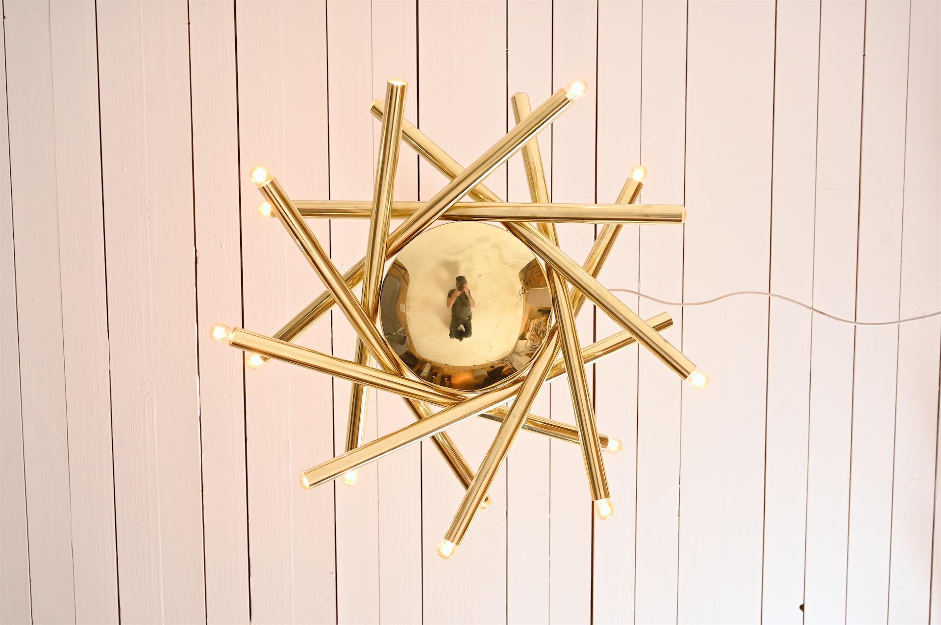 Lampadario a 18 luci in ottone Stilnovo c1960 In condizioni buone in vendita a London, GB