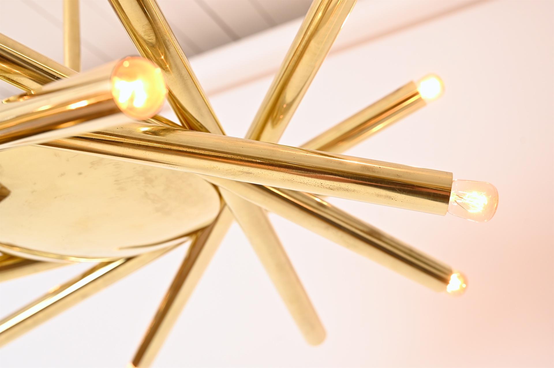 Metà XX secolo Lampadario a 18 luci in ottone Stilnovo c1960 in vendita