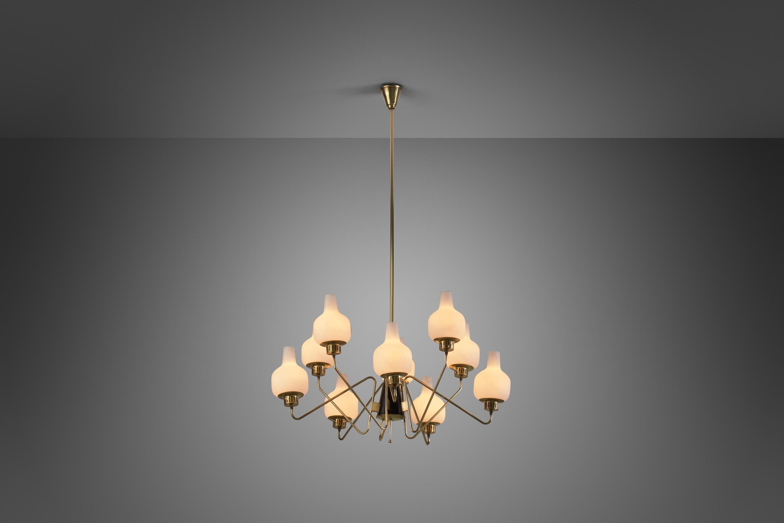 This characteristic Stilnovo chandelier is the definition of an eye-catching design. Decorative lighting is basically the fourth layer of illumination, the jewellery of the room. This lamp contains the impact of accent lighting with a one-of-a-kind