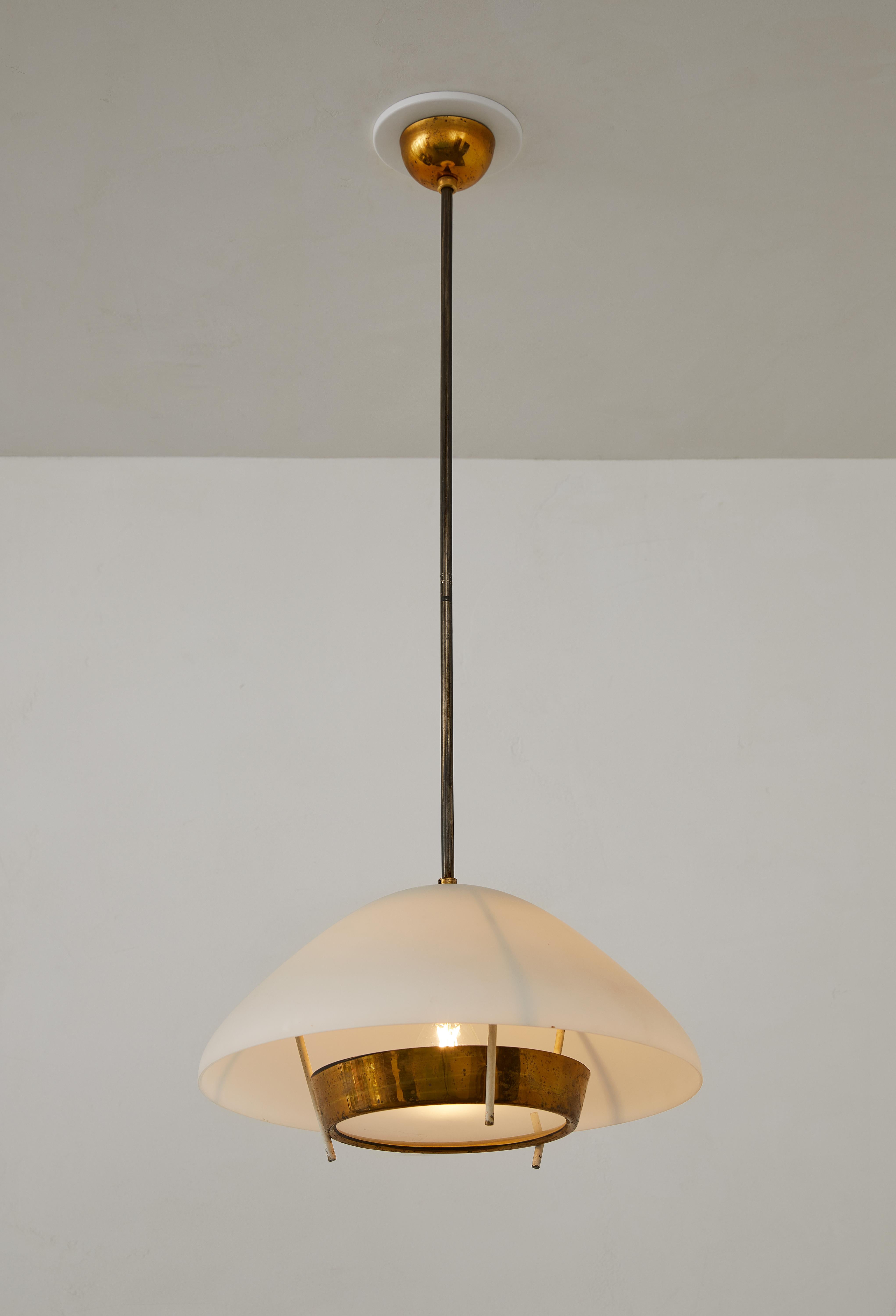 Diese elegante Pendelleuchte von Stilnovo ist ein Meisterwerk aus der Mitte des Jahrhunderts und präsentiert eine raffinierte Kombination aus Messing, Opalglas und satiniertem Glas. Seine zarte und doch kühne Silhouette spiegelt die raffinierte