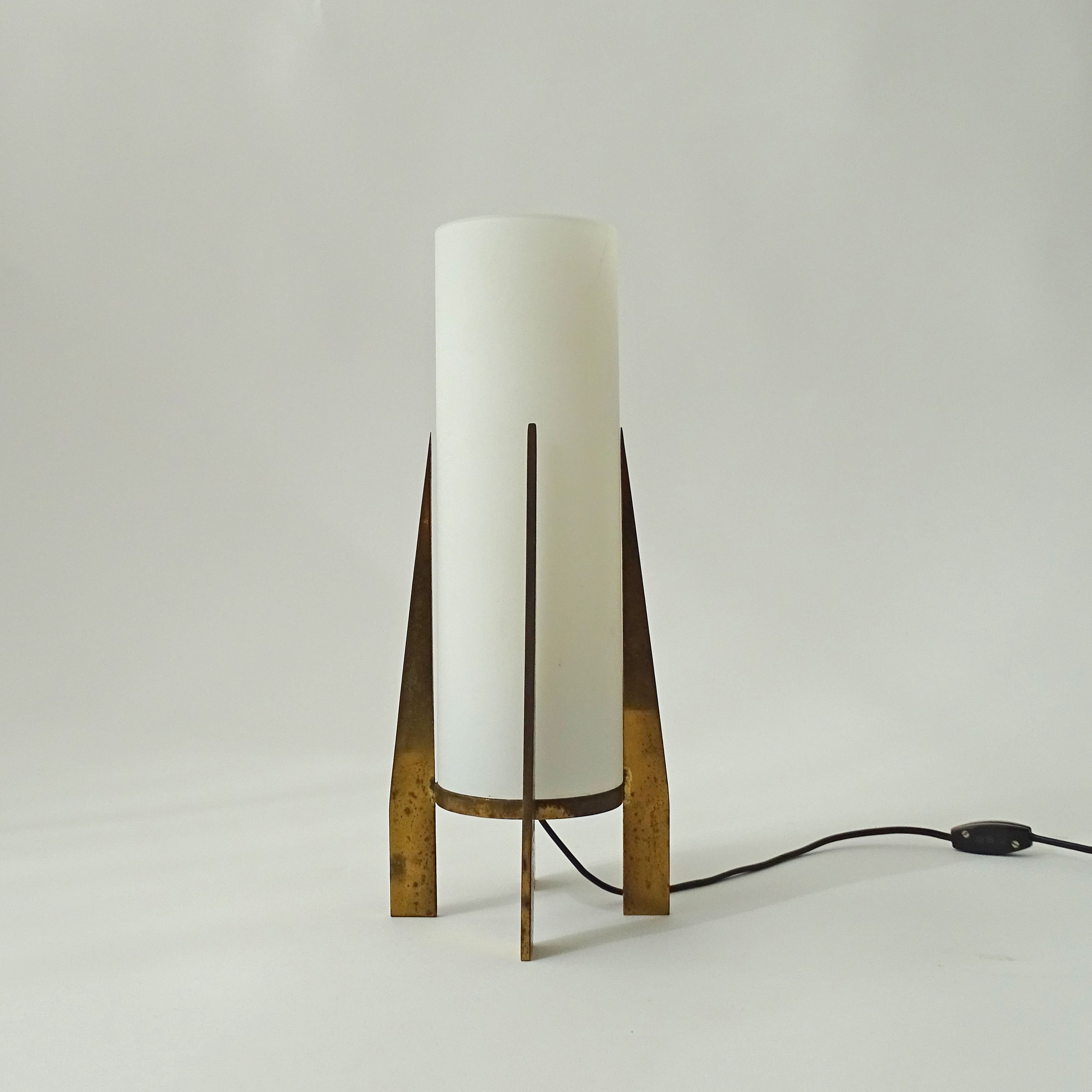 Splendide lampe de table de forme architecturale par Stilnovo.
Laiton et verre opalin.
Italie années 1950